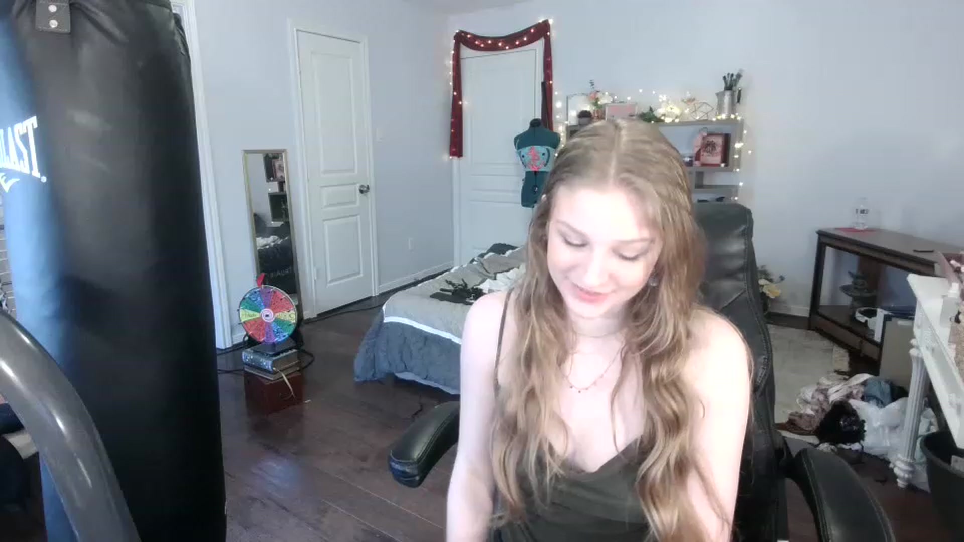 Gallery image thumbnail from Bunnydathug's myfreecams stream on, 03/17/2023, 23:27 image 12 of 20