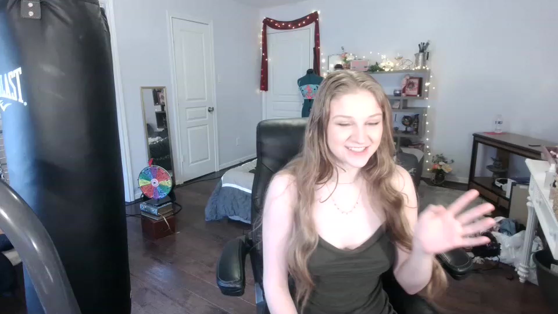 Gallery image thumbnail from Bunnydathug's myfreecams stream on, 03/17/2023, 23:27 image 14 of 20