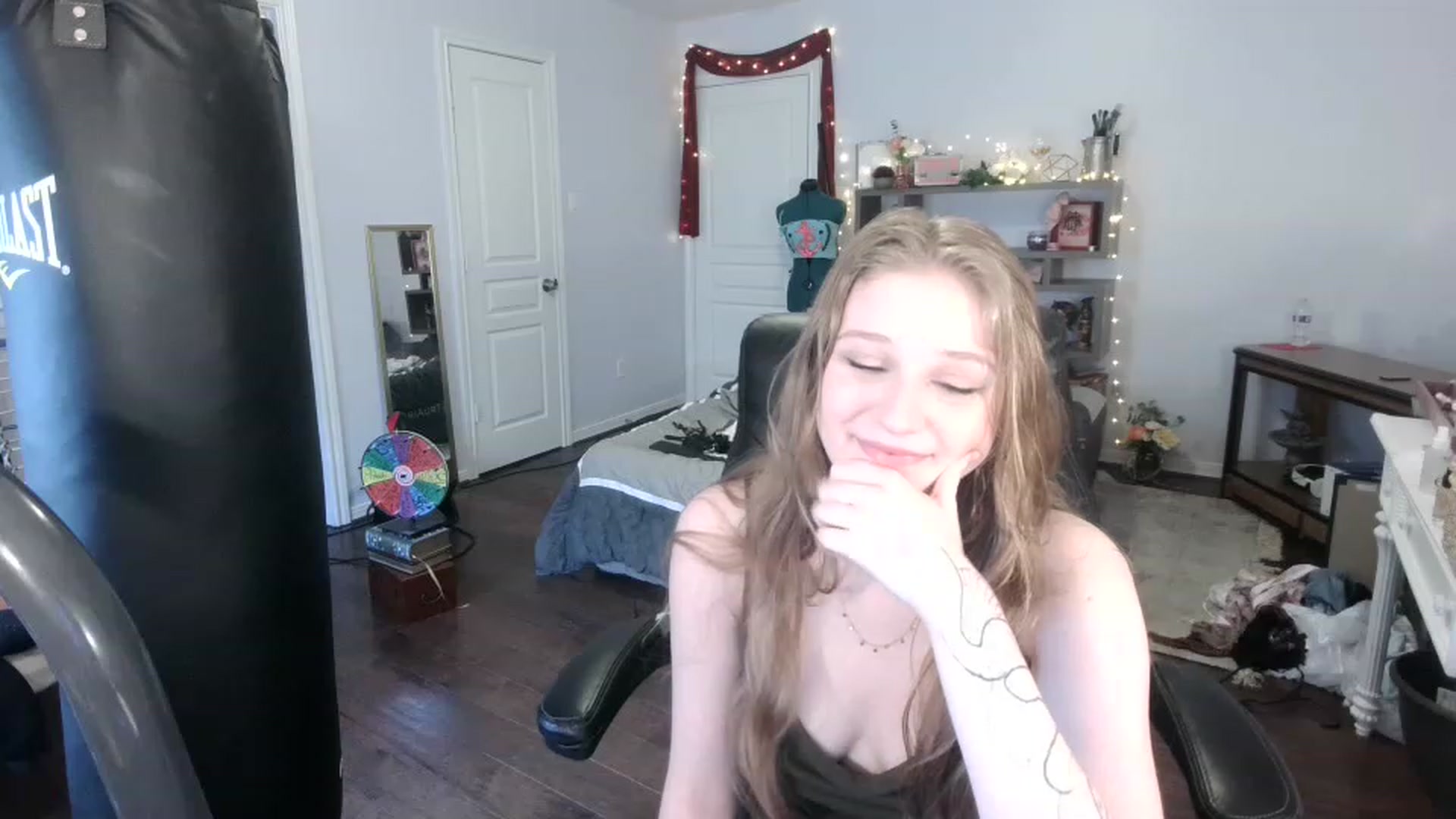 Gallery image thumbnail from Bunnydathug's myfreecams stream on, 03/17/2023, 23:27 image 15 of 20