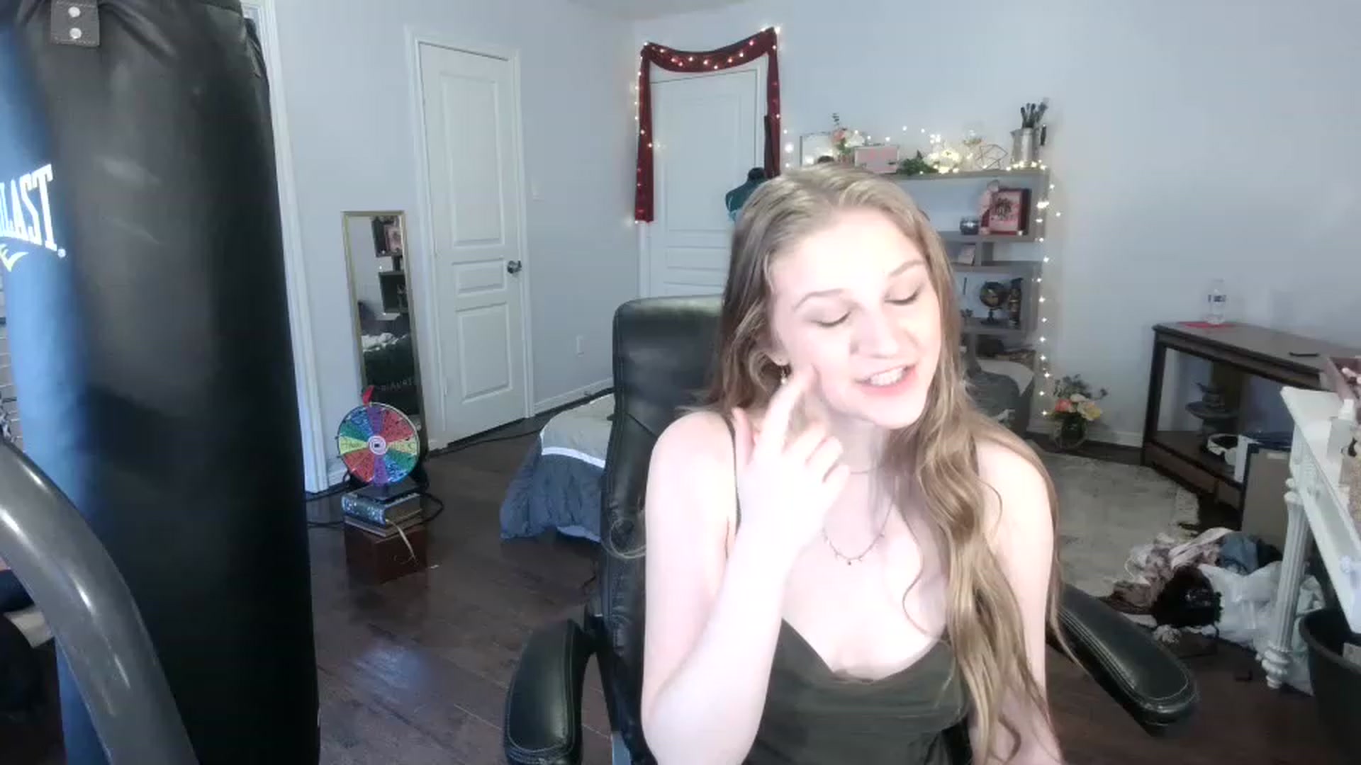 Gallery image thumbnail from Bunnydathug's myfreecams stream on, 03/17/2023, 23:27 image 7 of 20