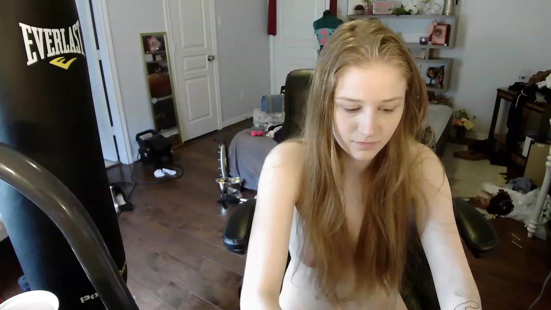 Gallery image thumbnail from Bunnydathug's myfreecams stream on, 03/28/2023, 17:51 image 11 of 20
