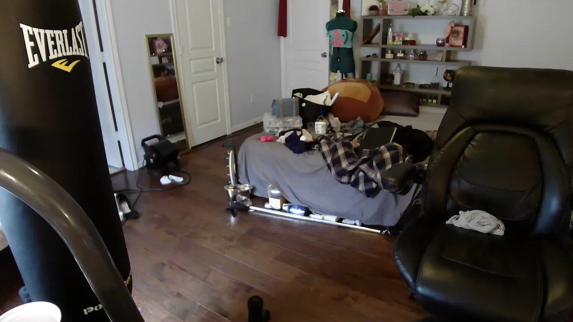 Gallery image thumbnail from Bunnydathug's myfreecams stream on, 03/28/2023, 17:51 image 14 of 20
