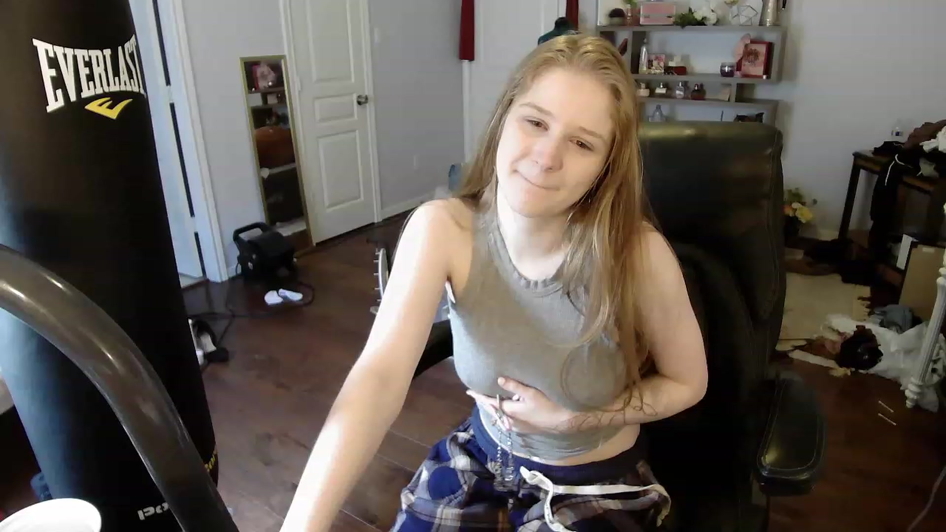 Gallery image thumbnail from Bunnydathug's myfreecams stream on, 03/28/2023, 17:51 image 4 of 20