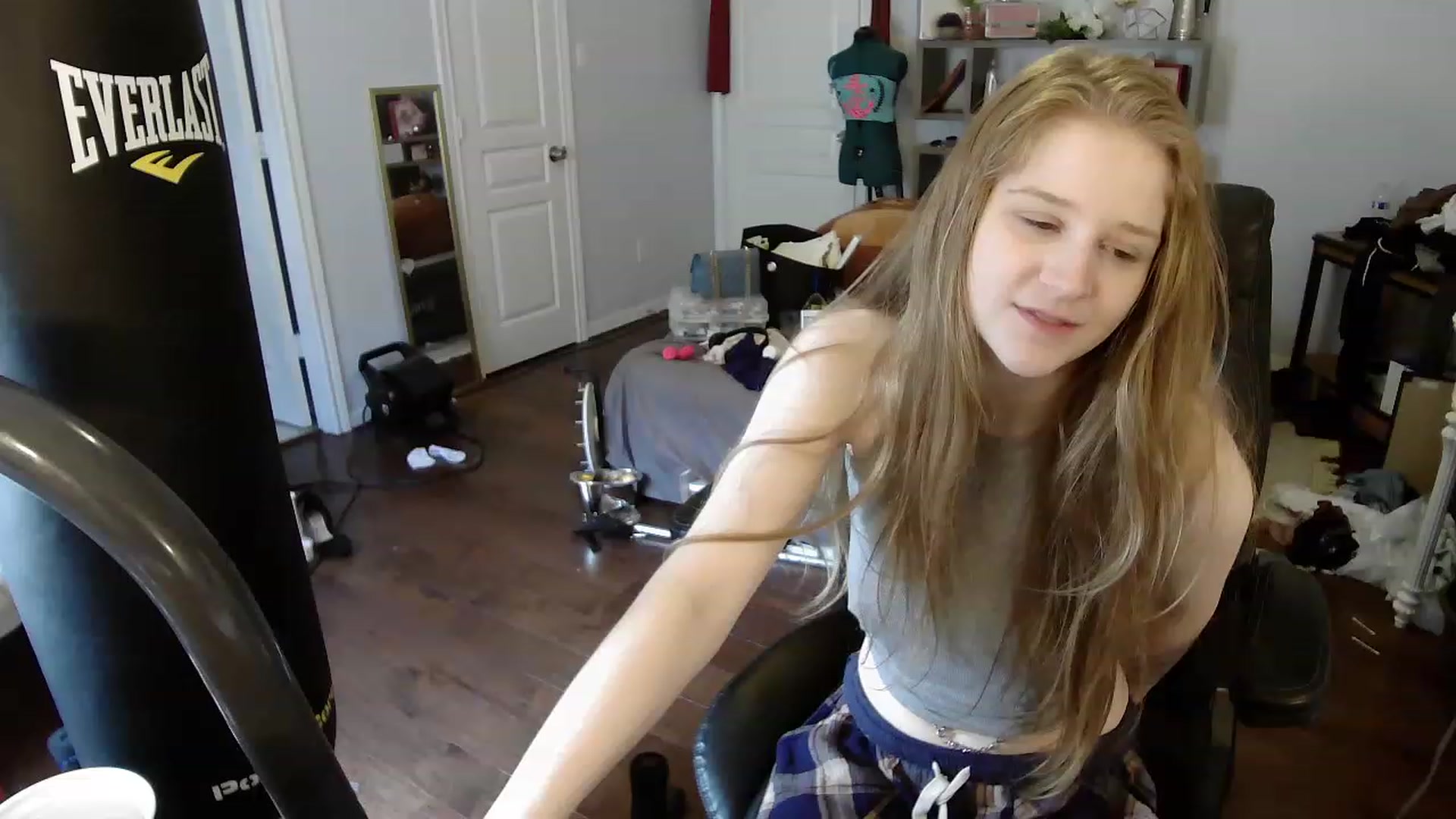 Gallery image thumbnail from Bunnydathug's myfreecams stream on, 03/28/2023, 17:51 image 2 of 20
