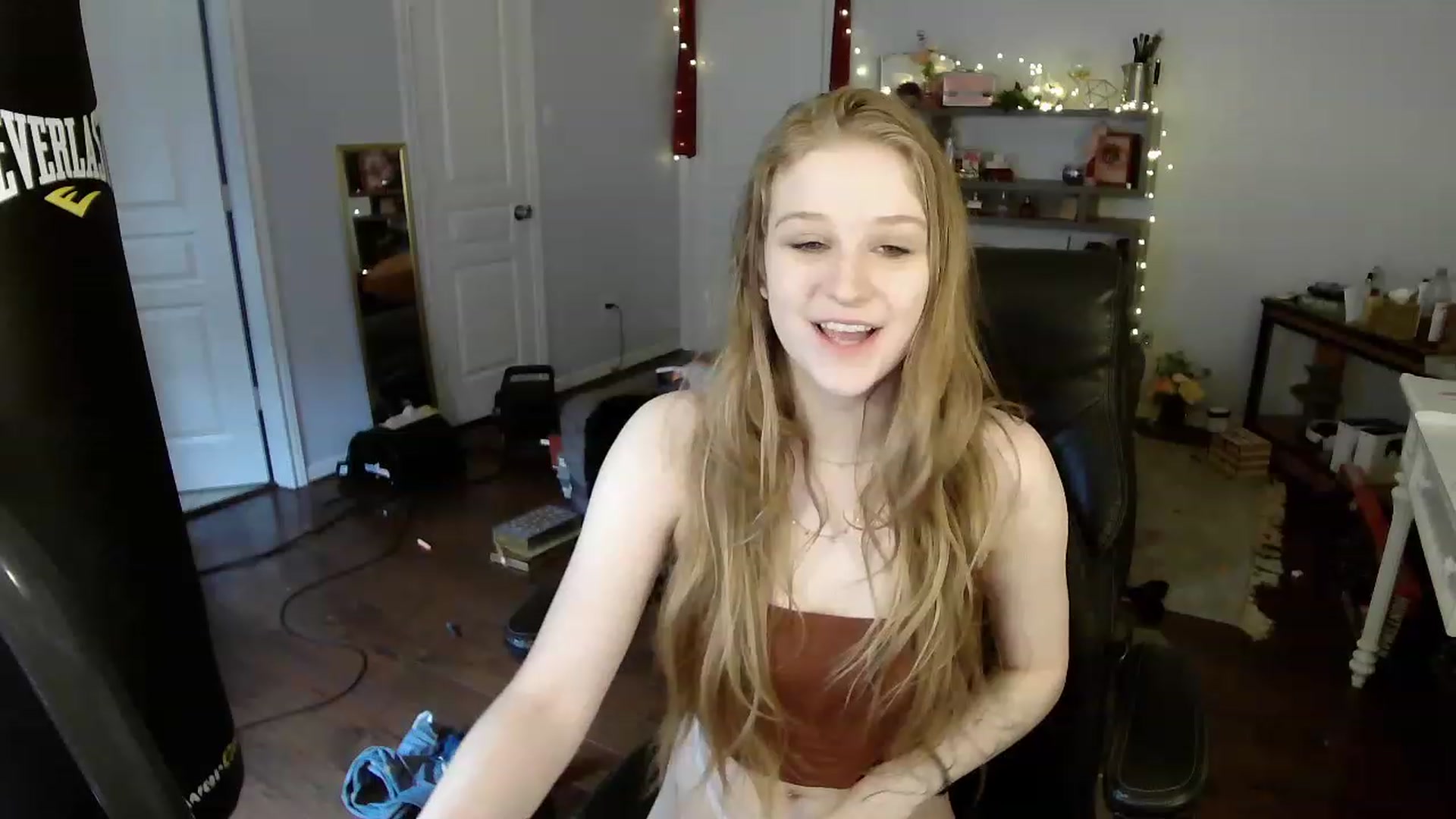 Gallery image thumbnail from Bunnydathug's myfreecams stream on, 04/06/2023, 17:39 image 3 of 20