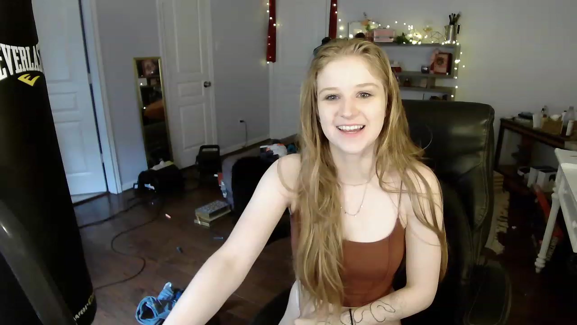 Gallery image thumbnail from Bunnydathug's myfreecams stream on, 04/06/2023, 17:39 image 4 of 20