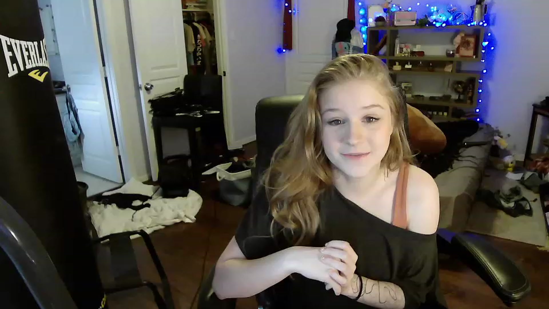 Gallery image thumbnail from Bunnydathug's myfreecams stream on, 04/14/2023, 16:03 image 4 of 20