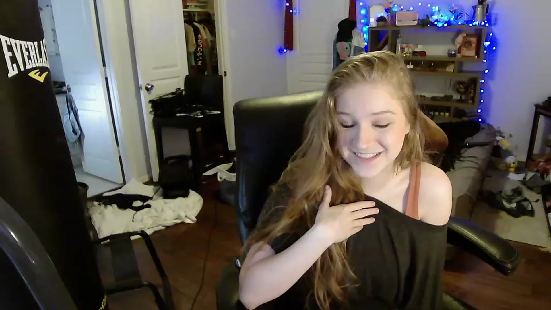 Gallery image thumbnail from Bunnydathug's myfreecams stream on, 04/14/2023, 16:03 image 9 of 20