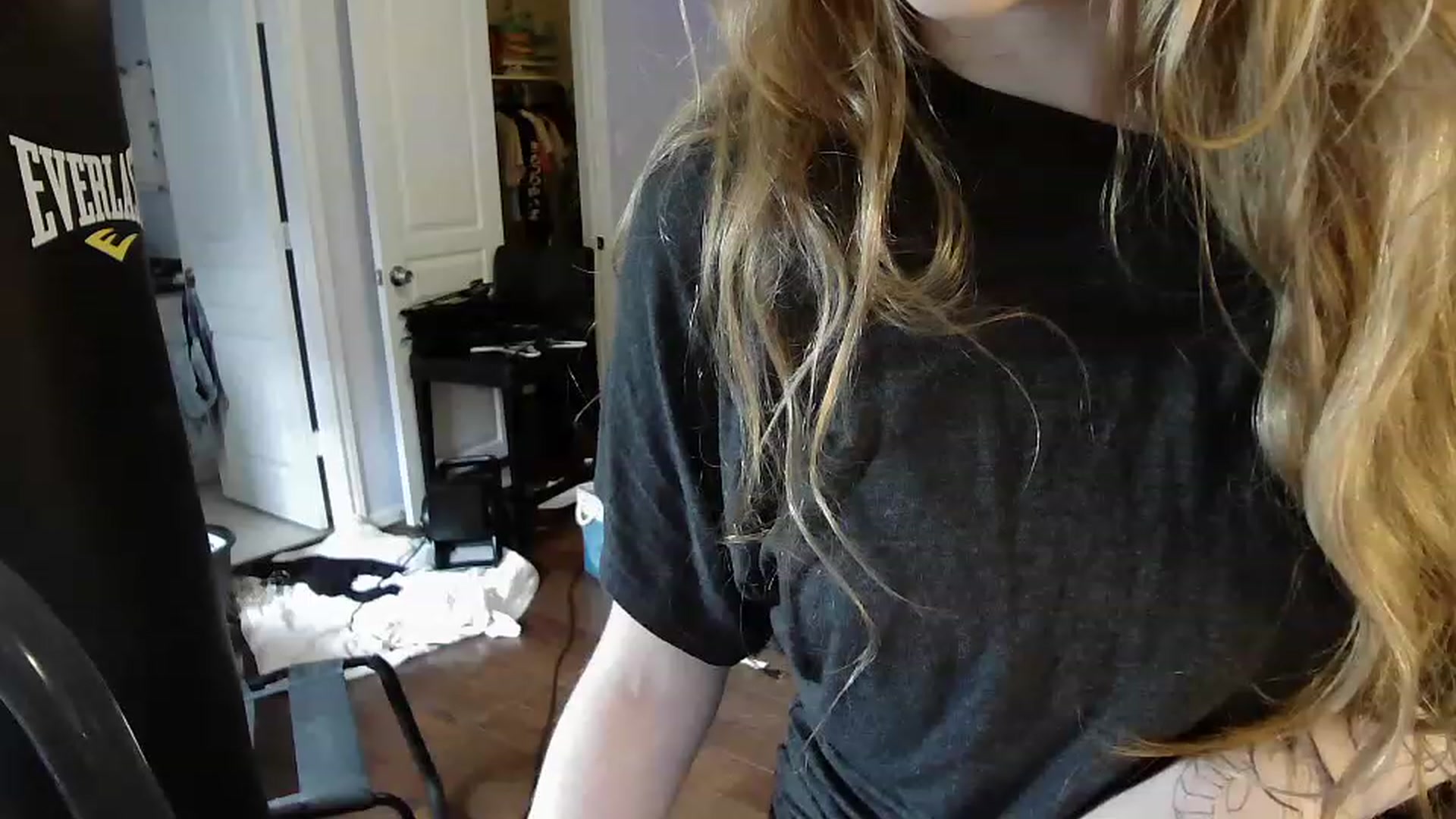 Gallery image thumbnail from Bunnydathug's myfreecams stream on, 04/14/2023, 16:03 image 16 of 20