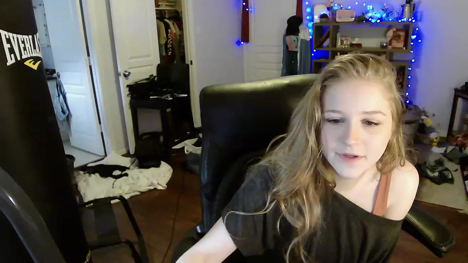 Gallery image thumbnail from Bunnydathug's myfreecams stream on, 04/14/2023, 16:03 image 7 of 20