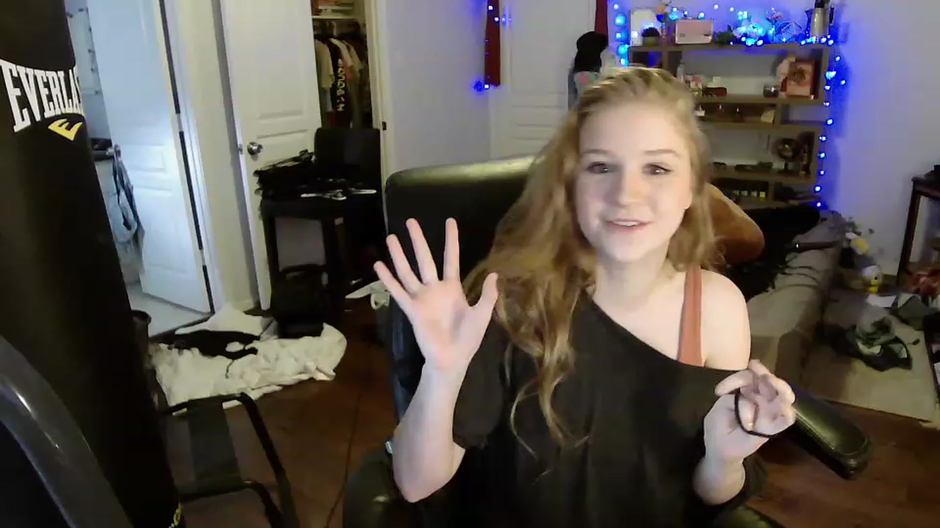 Gallery image thumbnail from Bunnydathug's myfreecams stream on, 04/14/2023, 16:03 image 6 of 20