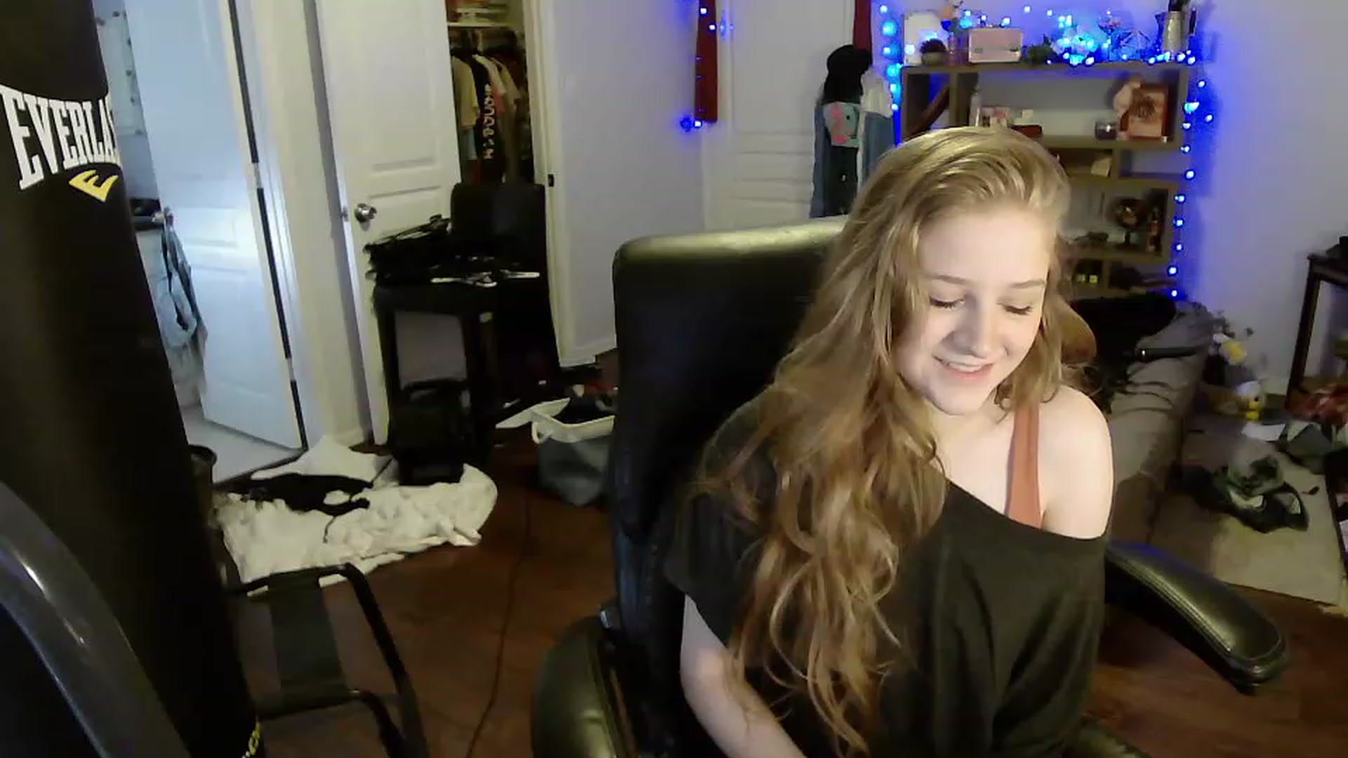 Gallery image thumbnail from Bunnydathug's myfreecams stream on, 04/14/2023, 16:03 image 10 of 20