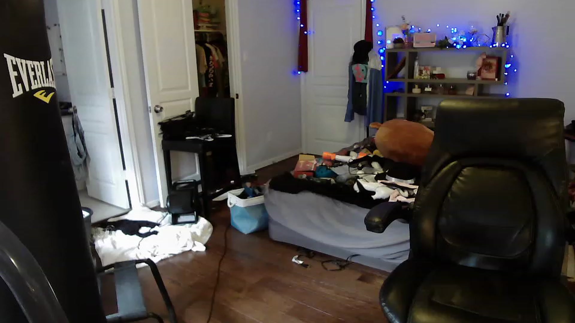 Gallery image thumbnail from Bunnydathug's myfreecams stream on, 04/14/2023, 16:03 image 15 of 20