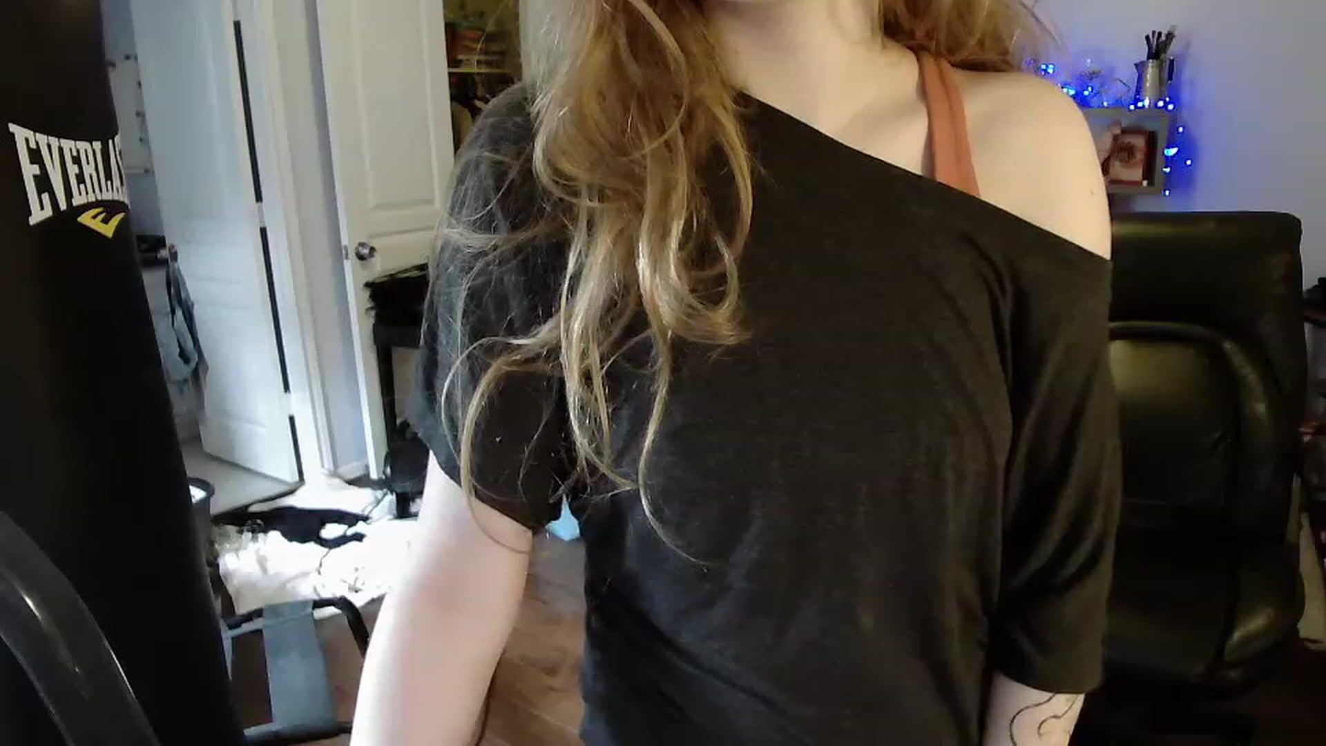 Gallery image thumbnail from Bunnydathug's myfreecams stream on, 04/14/2023, 16:03 image 18 of 20