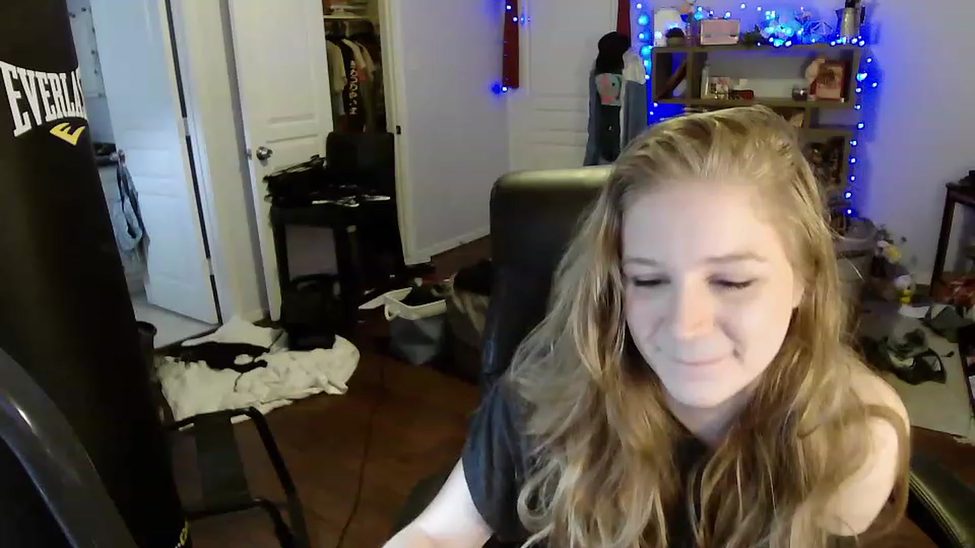 Gallery image thumbnail from Bunnydathug's myfreecams stream on, 04/14/2023, 16:03 image 13 of 20