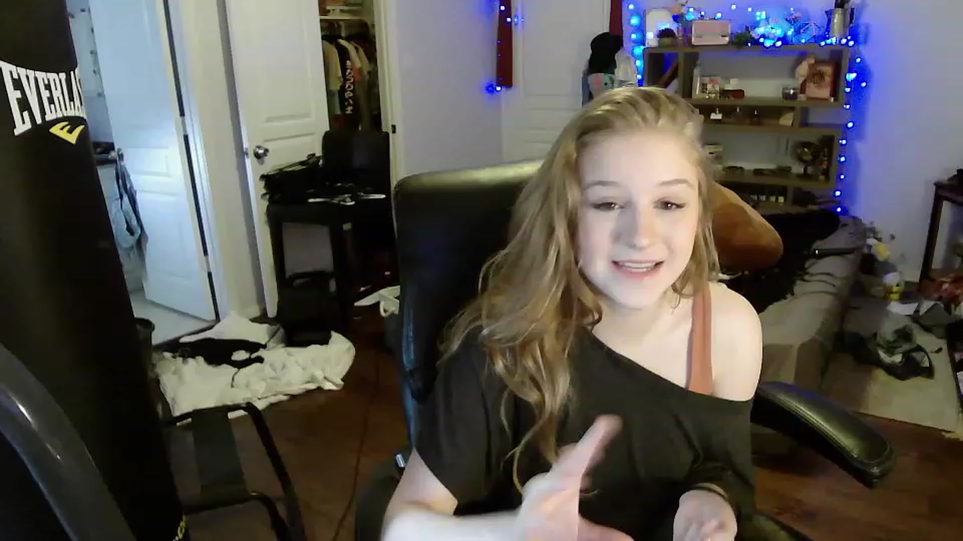 Gallery image thumbnail from Bunnydathug's myfreecams stream on, 04/14/2023, 16:03 image 5 of 20