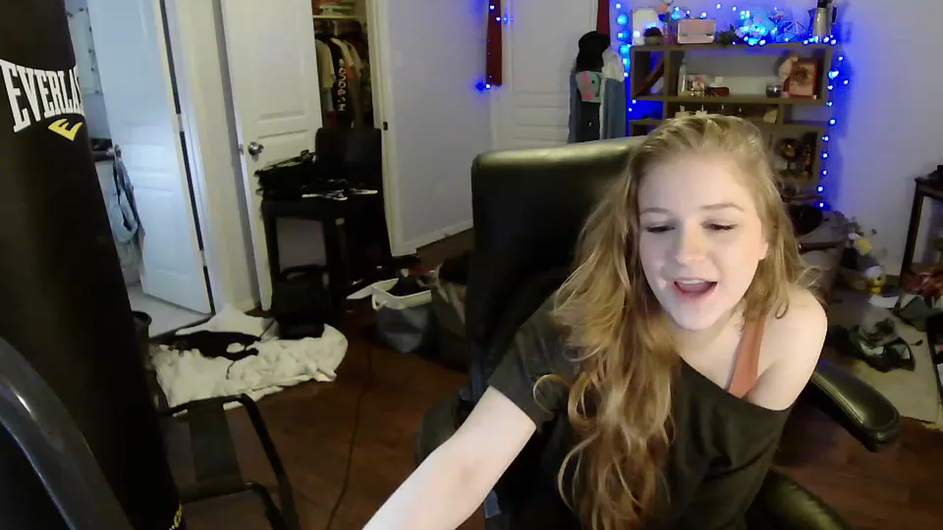 Gallery image thumbnail from Bunnydathug's myfreecams stream on, 04/14/2023, 16:03 image 12 of 20