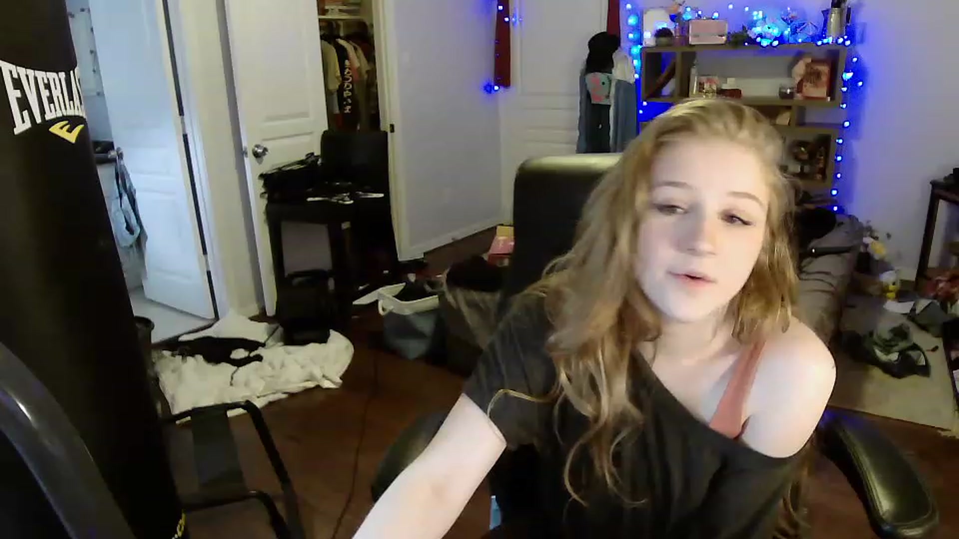 Gallery image thumbnail from Bunnydathug's myfreecams stream on, 04/14/2023, 16:03 image 8 of 20