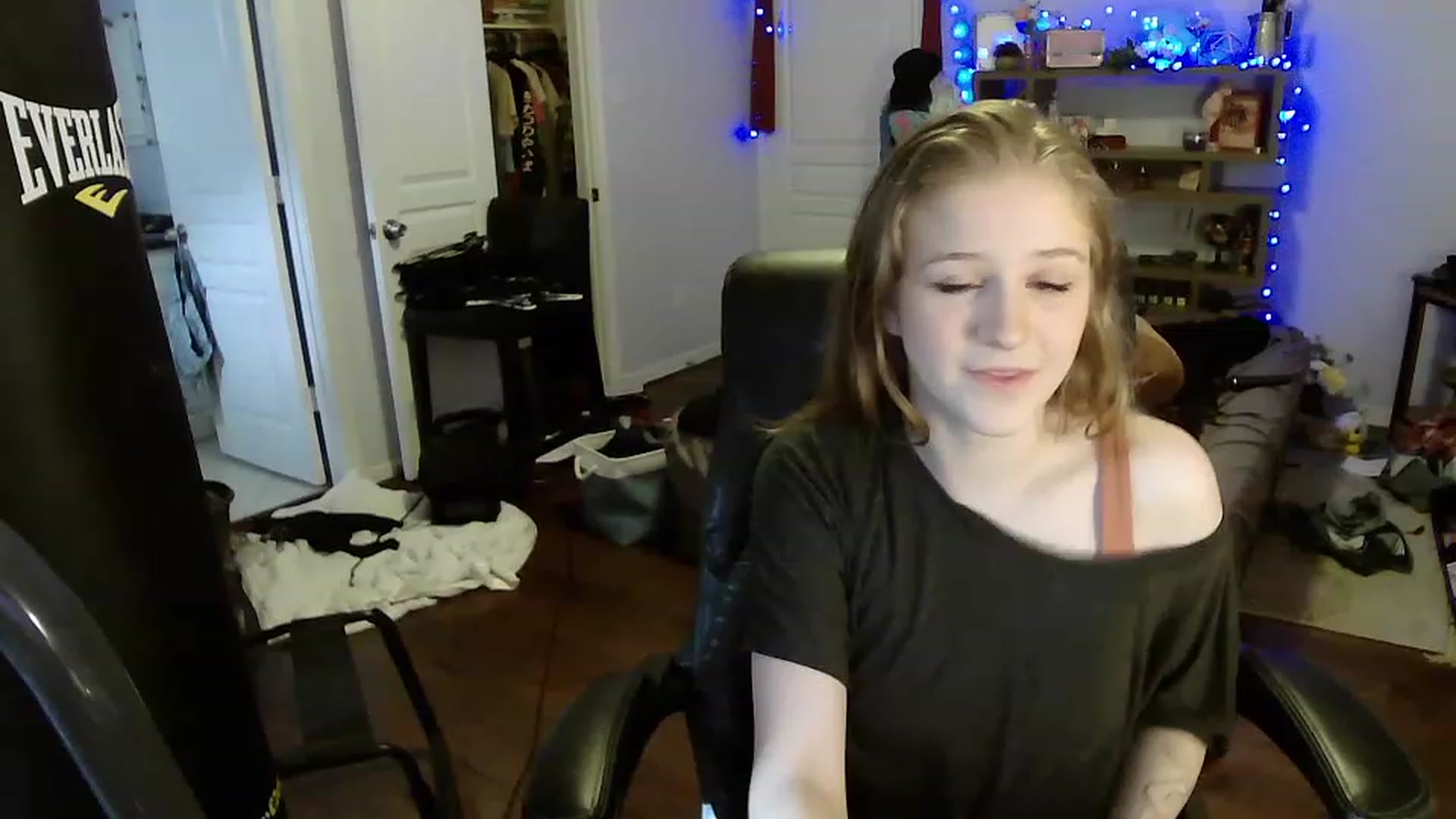 Gallery image thumbnail from Bunnydathug's myfreecams stream on, 04/14/2023, 16:03 image 3 of 20