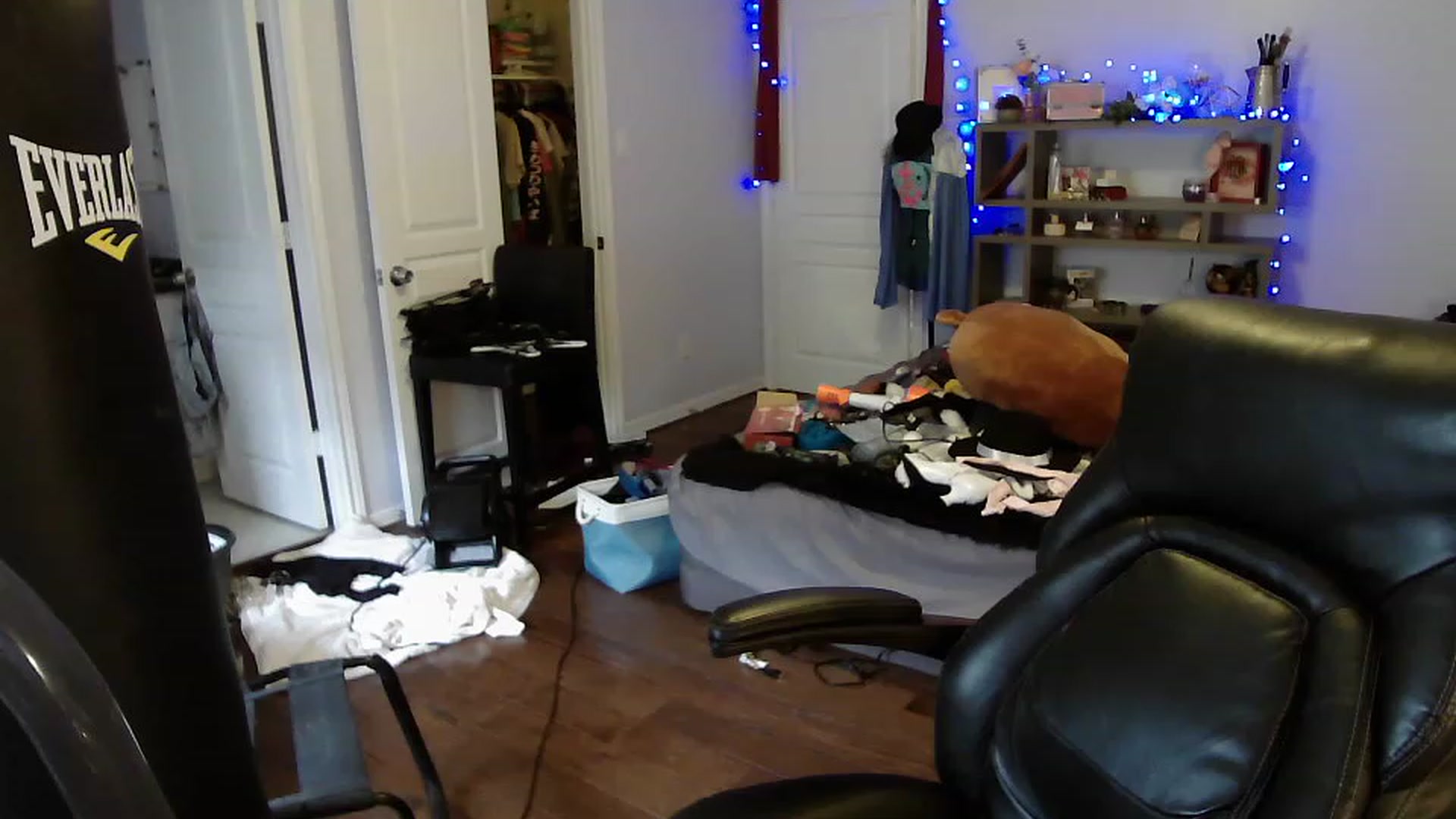 Gallery image thumbnail from Bunnydathug's myfreecams stream on, 04/14/2023, 16:34 image 3 of 20