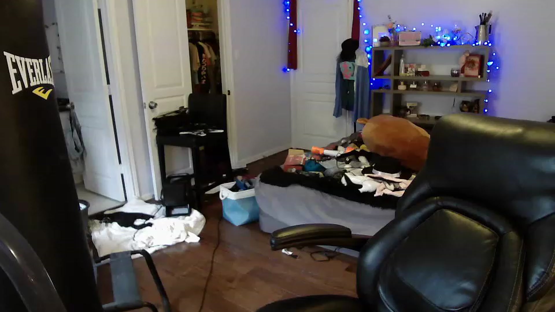 Gallery image thumbnail from Bunnydathug's myfreecams stream on, 04/14/2023, 16:34 image 5 of 20