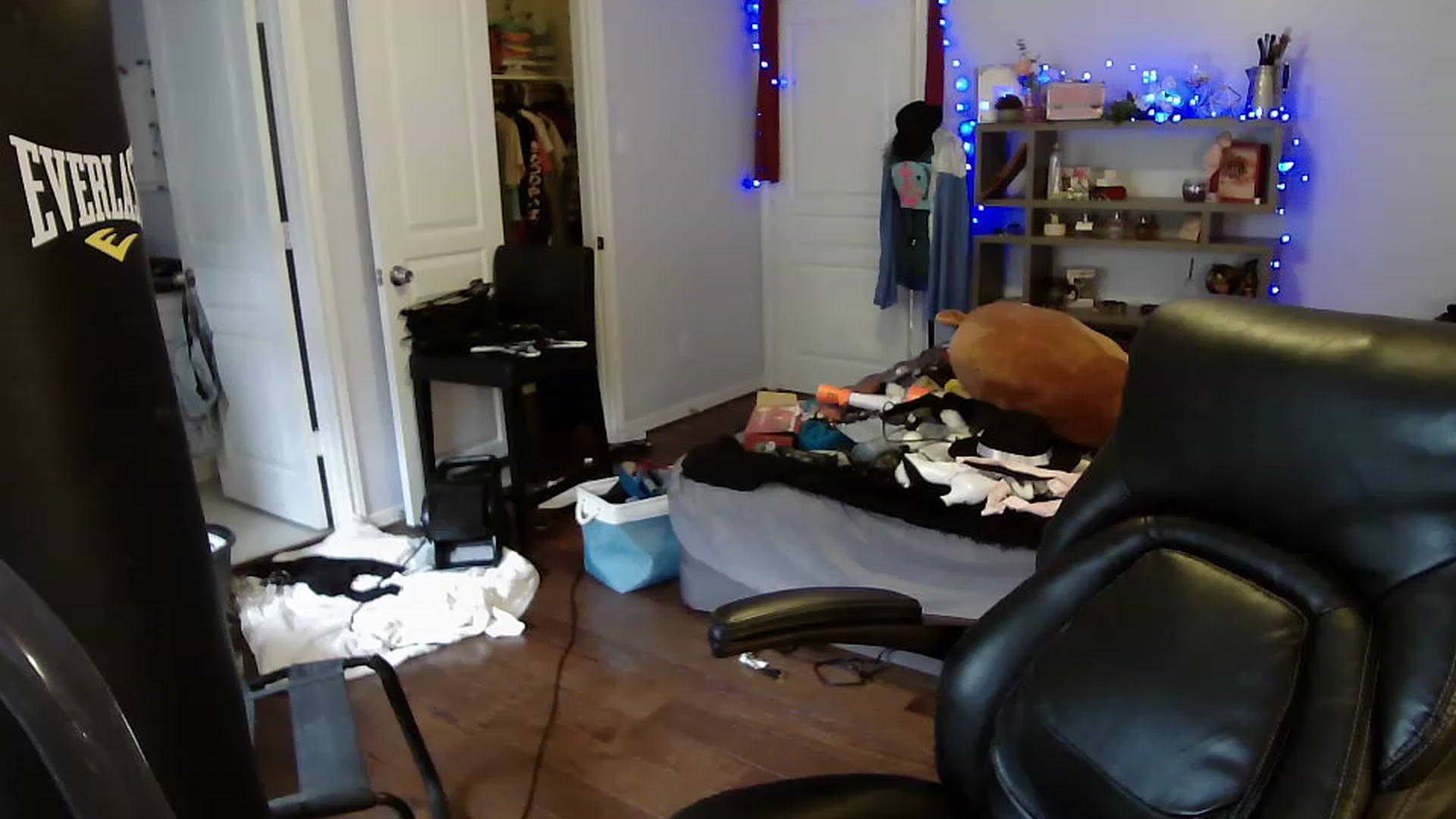 Gallery image thumbnail from Bunnydathug's myfreecams stream on, 04/14/2023, 16:34 image 1 of 20
