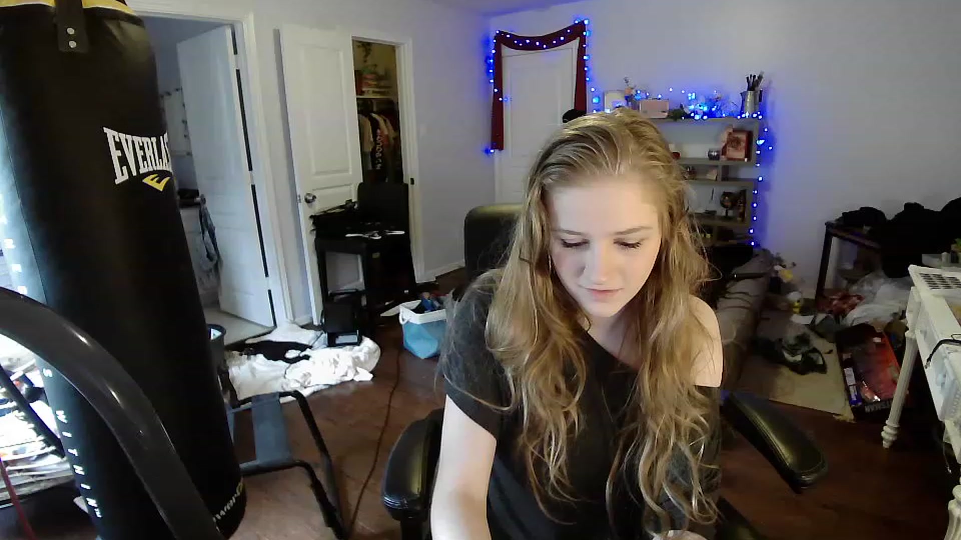 Gallery image thumbnail from Bunnydathug's myfreecams stream on, 04/14/2023, 16:34 image 8 of 20
