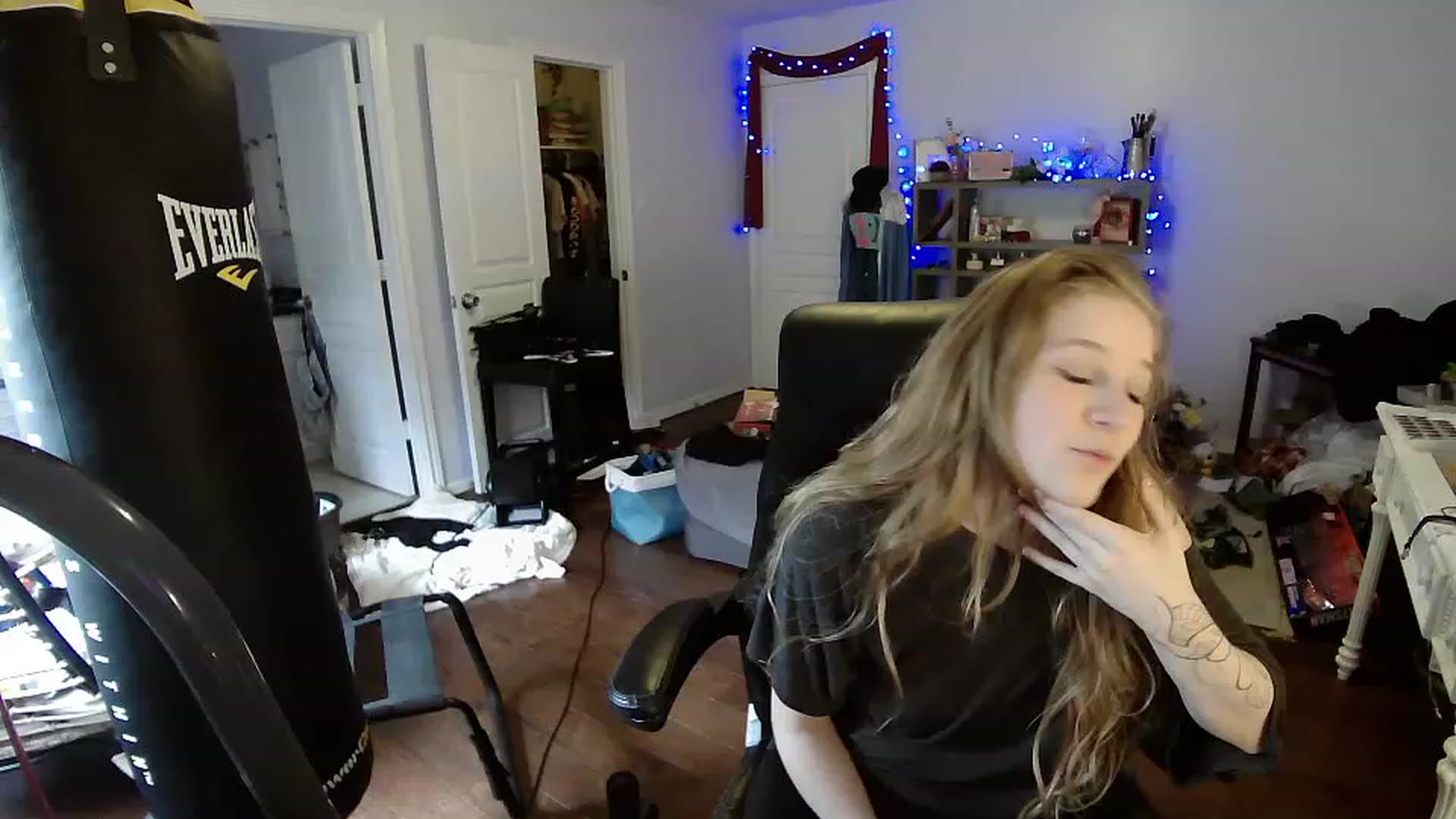 Gallery image thumbnail from Bunnydathug's myfreecams stream on, 04/14/2023, 16:34 image 16 of 20