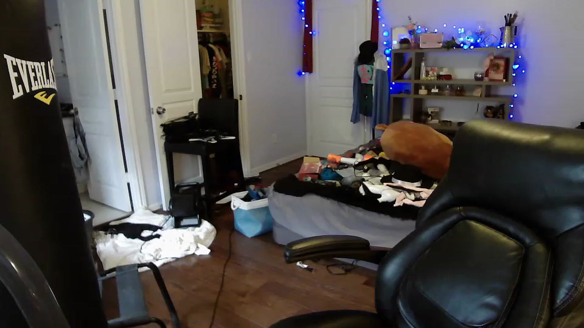 Gallery image thumbnail from Bunnydathug's myfreecams stream on, 04/14/2023, 16:34 image 4 of 20