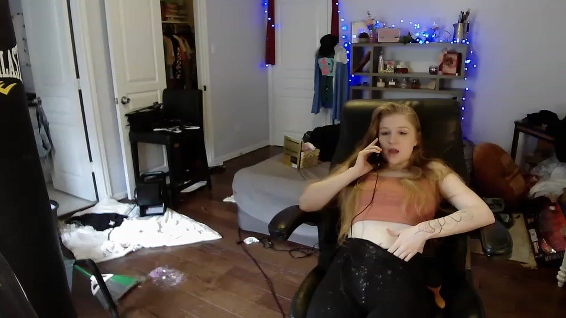 Gallery image thumbnail from Bunnydathug's myfreecams stream on, 04/14/2023, 20:00 image 3 of 20