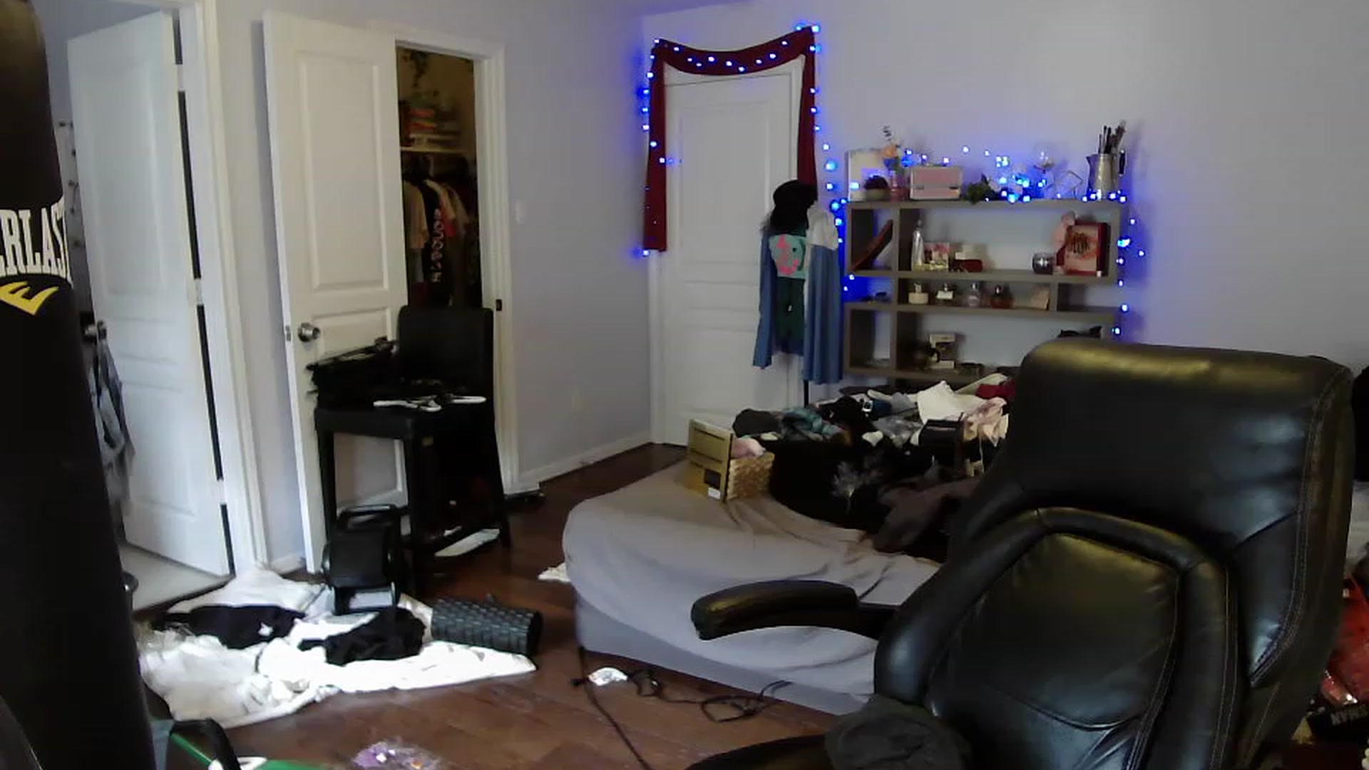 Gallery image thumbnail from Bunnydathug's myfreecams stream on, 04/14/2023, 20:00 image 19 of 20