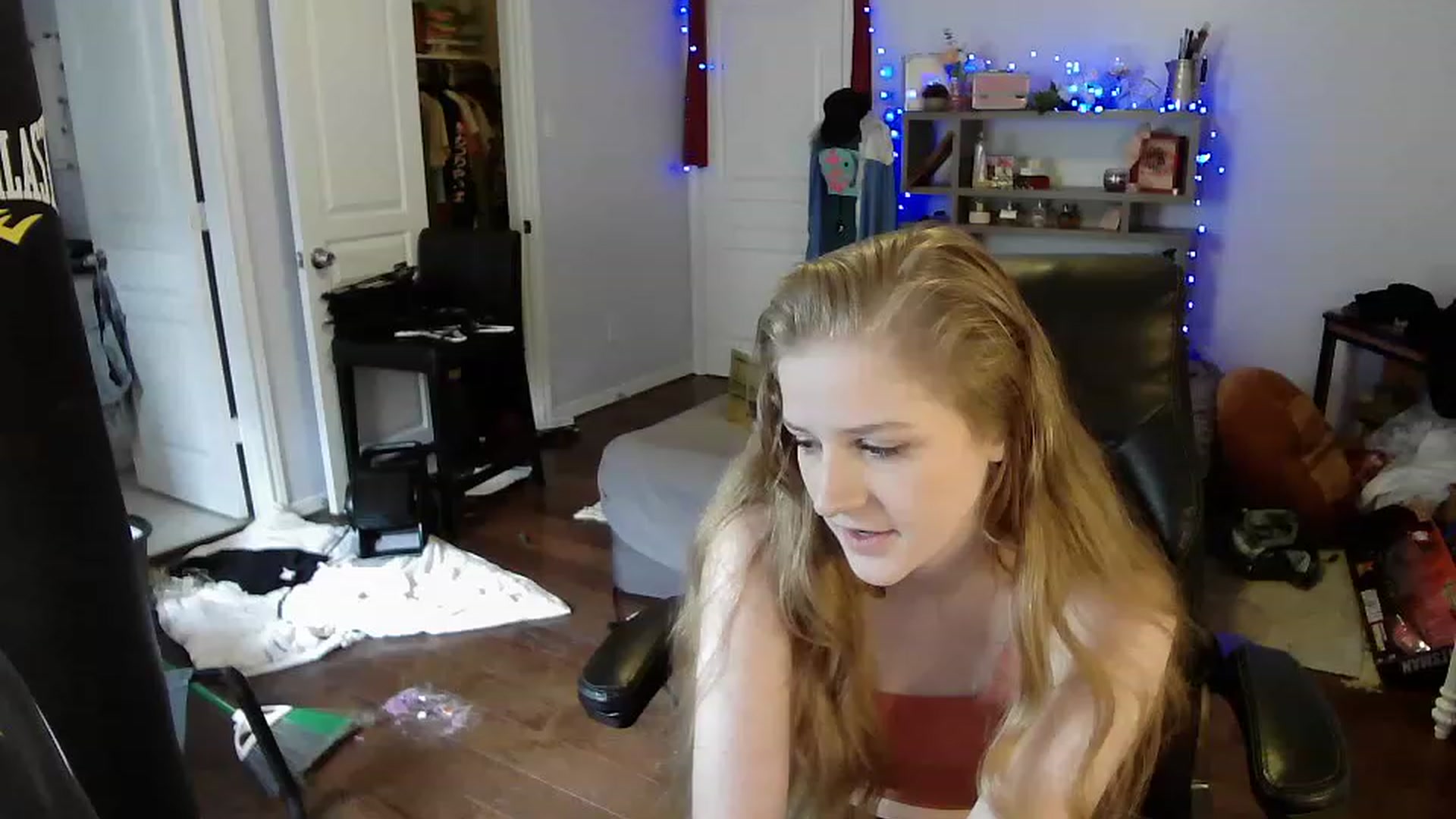 Gallery image thumbnail from Bunnydathug's myfreecams stream on, 04/14/2023, 20:00 image 1 of 20