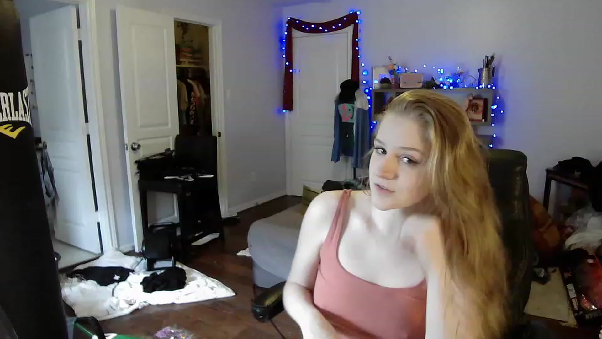 Gallery image thumbnail from Bunnydathug's myfreecams stream on, 04/14/2023, 20:00 image 14 of 20
