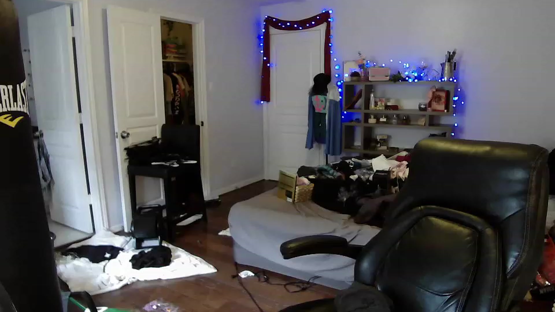 Gallery image thumbnail from Bunnydathug's myfreecams stream on, 04/14/2023, 20:00 image 16 of 20