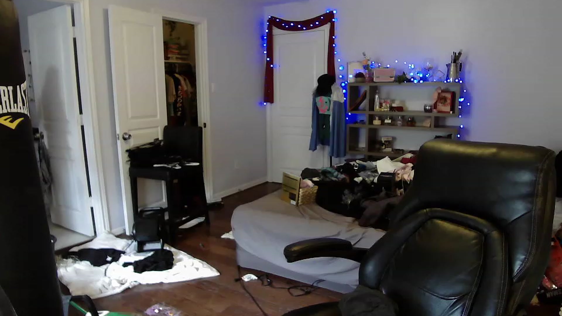 Gallery image thumbnail from Bunnydathug's myfreecams stream on, 04/14/2023, 20:00 image 18 of 20