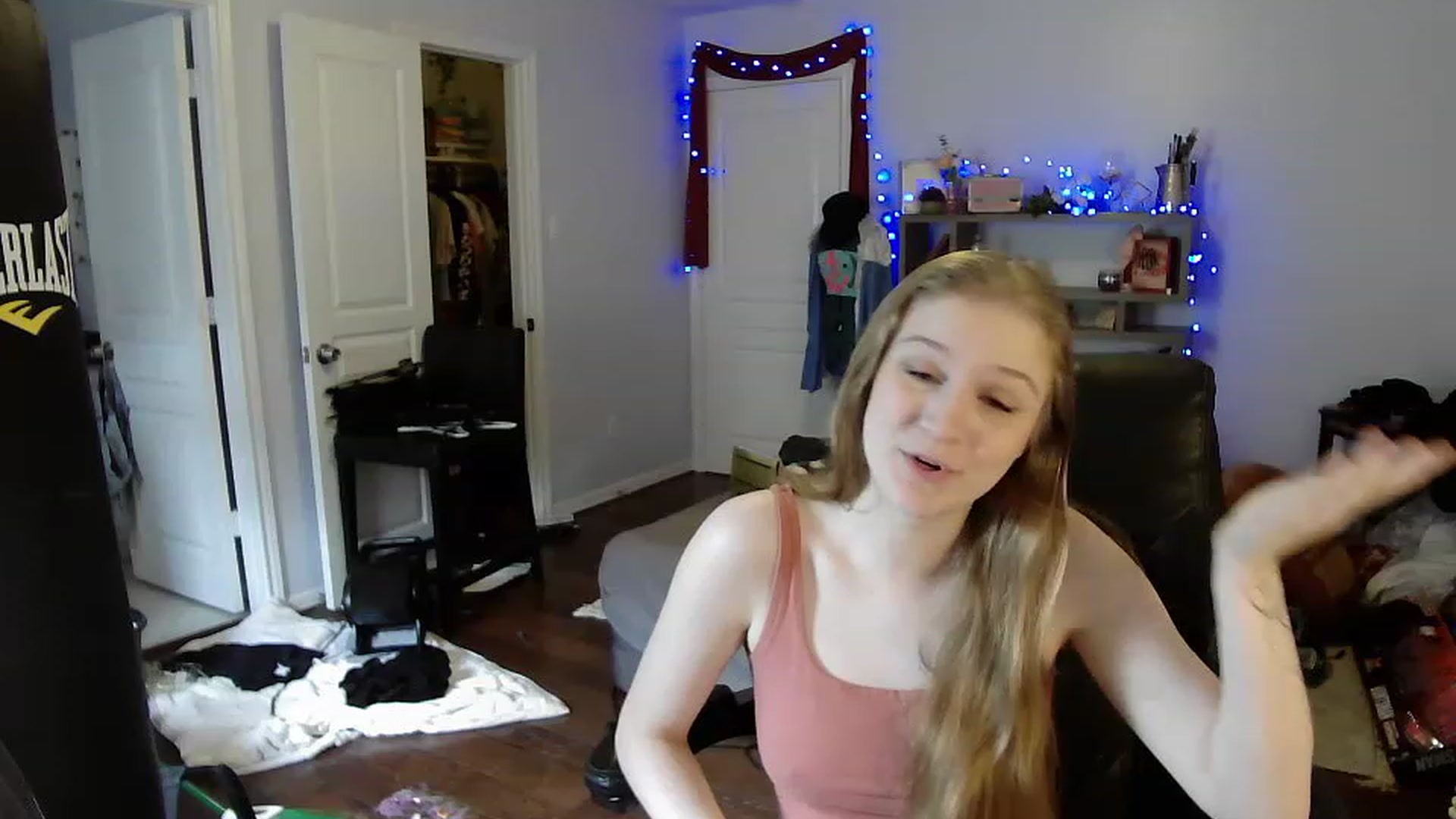 Gallery image thumbnail from Bunnydathug's myfreecams stream on, 04/14/2023, 20:00 image 13 of 20