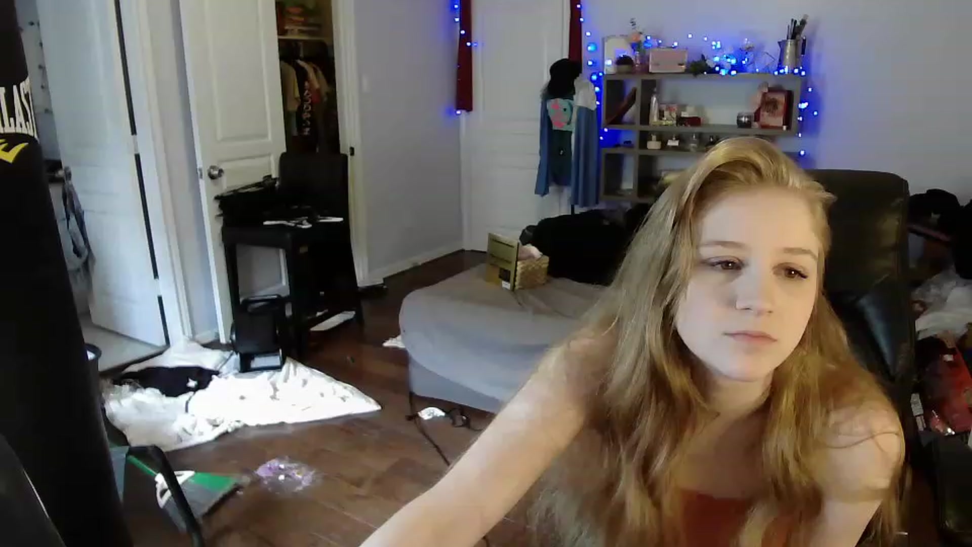 Gallery image thumbnail from Bunnydathug's myfreecams stream on, 04/14/2023, 20:00 image 4 of 20