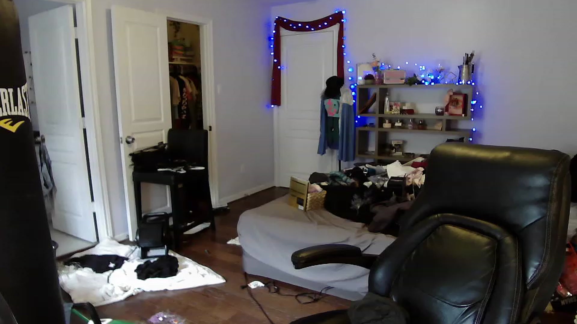 Gallery image thumbnail from Bunnydathug's myfreecams stream on, 04/14/2023, 20:00 image 17 of 20