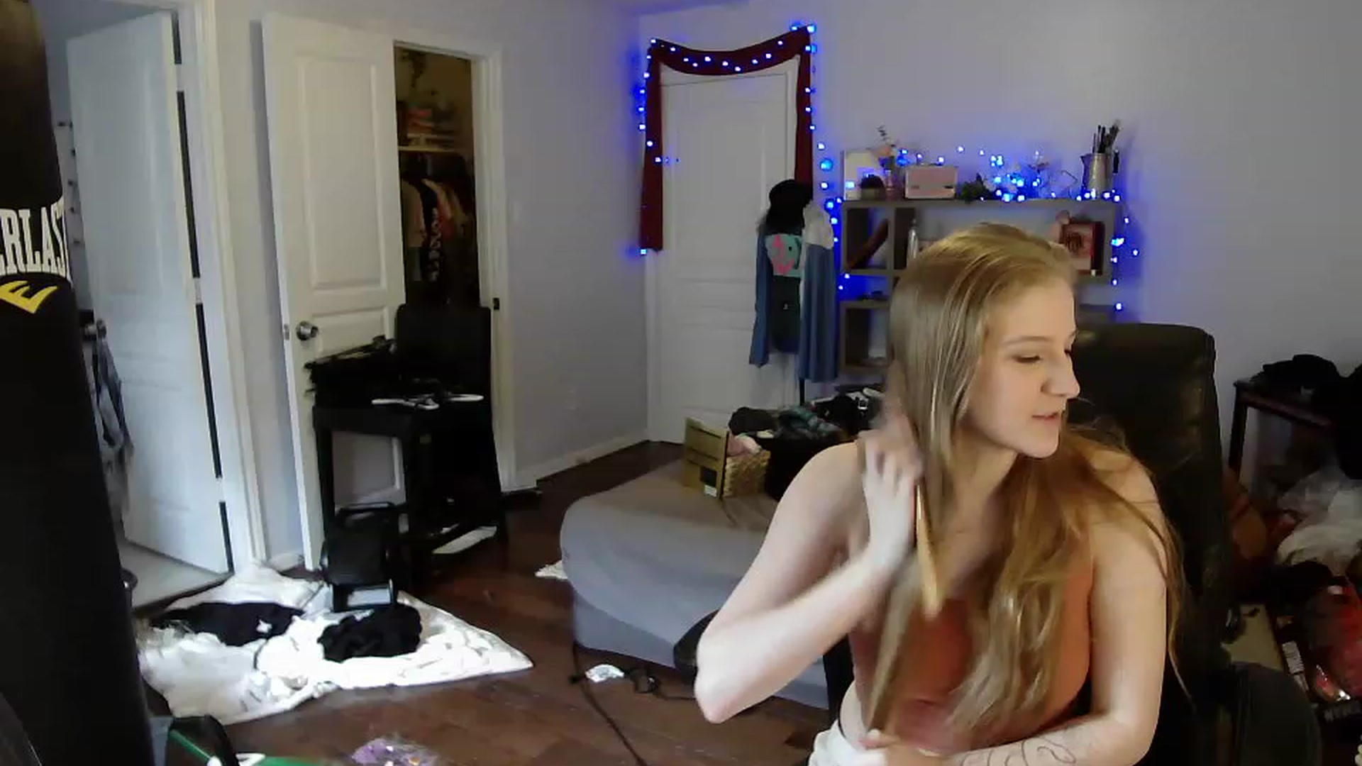 Gallery image thumbnail from Bunnydathug's myfreecams stream on, 04/14/2023, 20:00 image 12 of 20