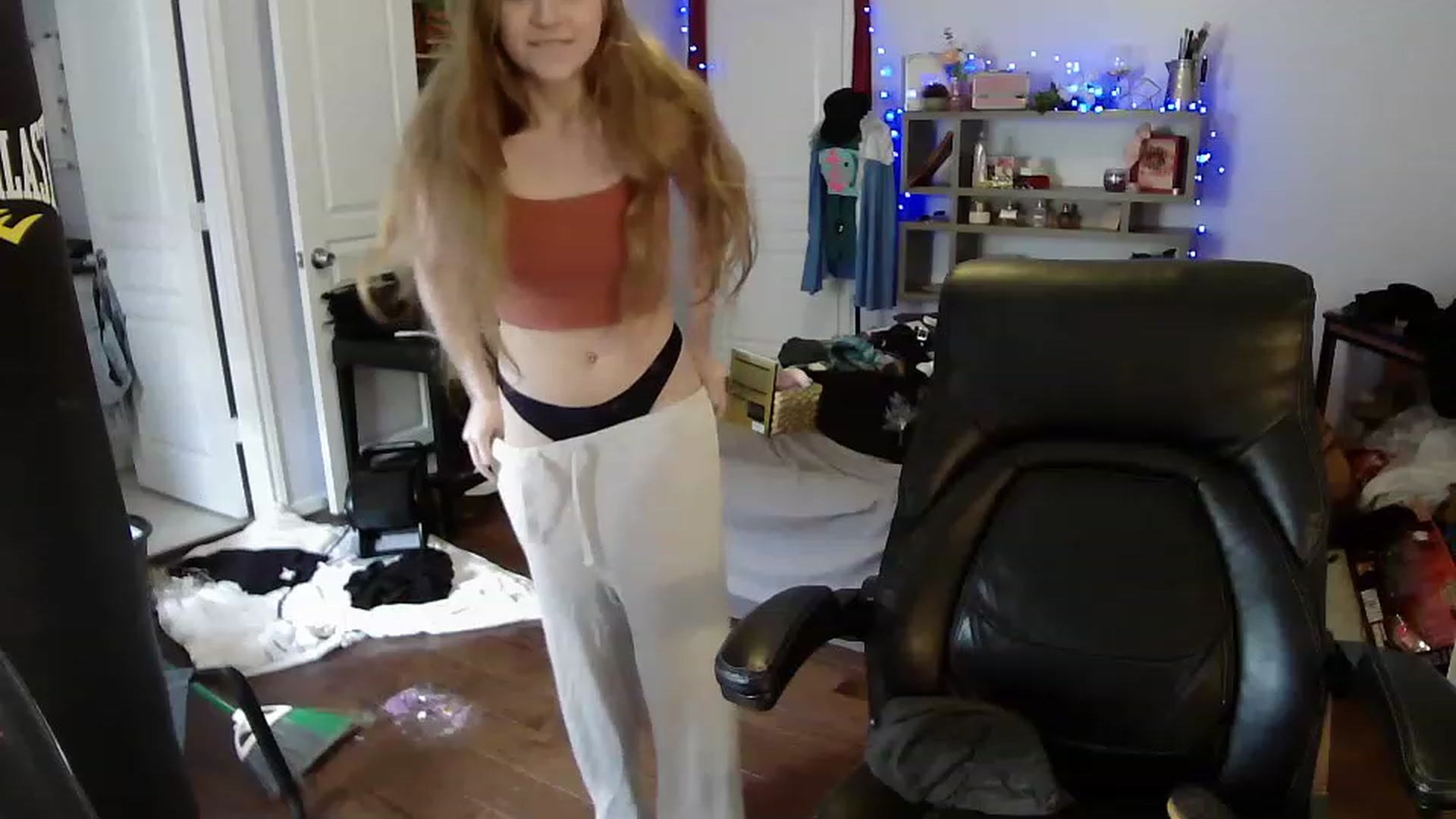 Gallery image thumbnail from Bunnydathug's myfreecams stream on, 04/14/2023, 20:00 image 6 of 20