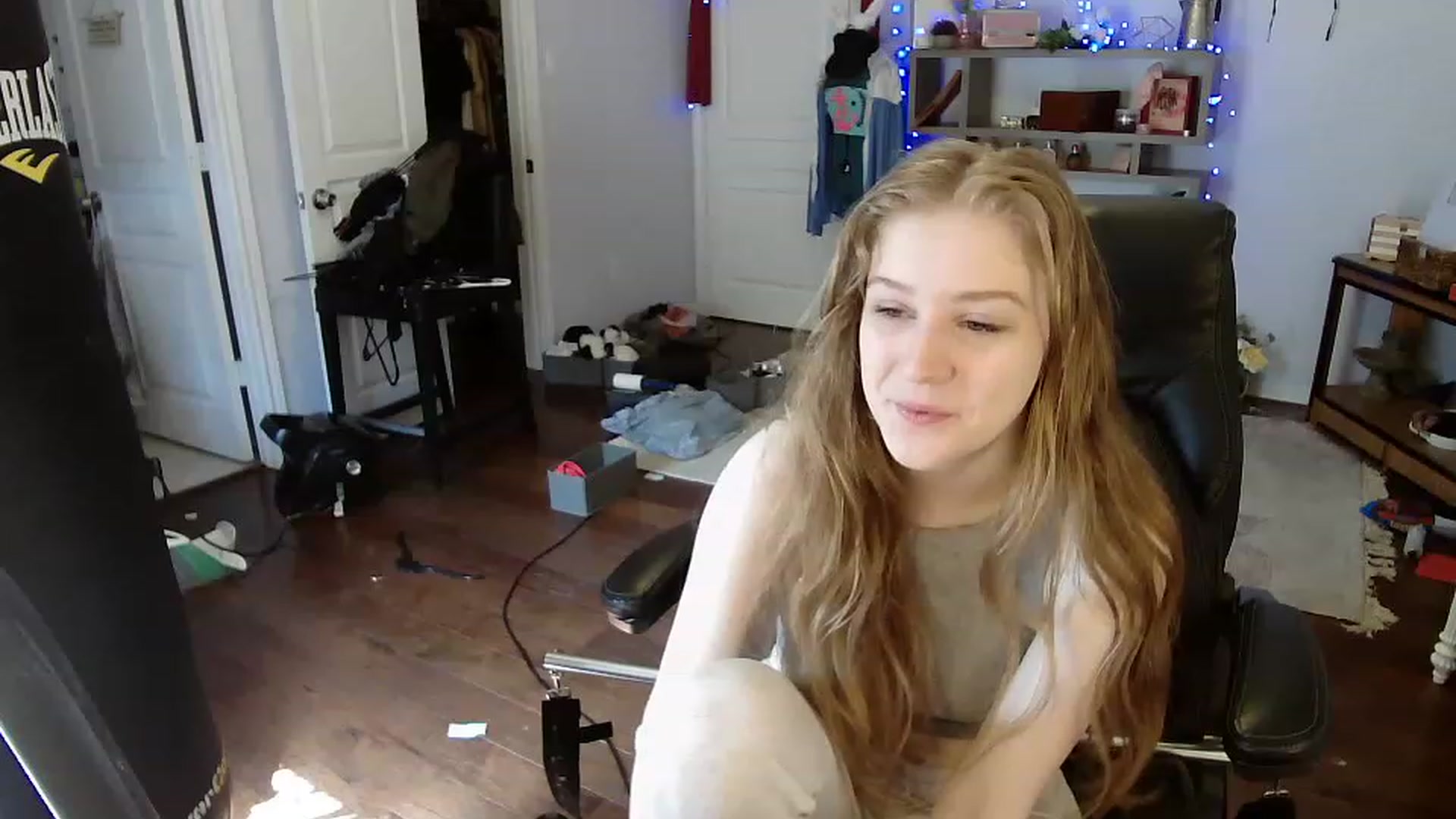 Gallery image thumbnail from Bunnydathug's myfreecams stream on, 04/15/2023, 16:00 image 13 of 20