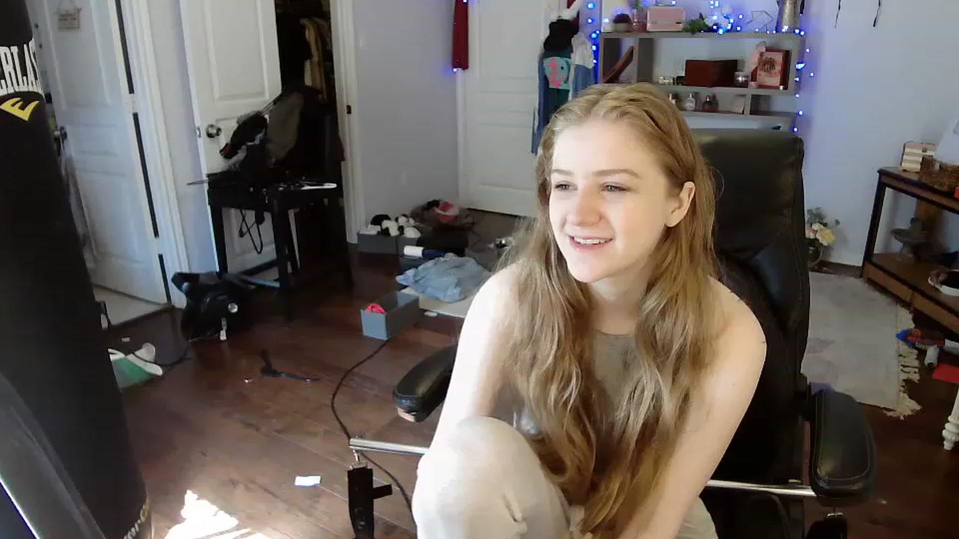 Gallery image thumbnail from Bunnydathug's myfreecams stream on, 04/15/2023, 16:00 image 12 of 20