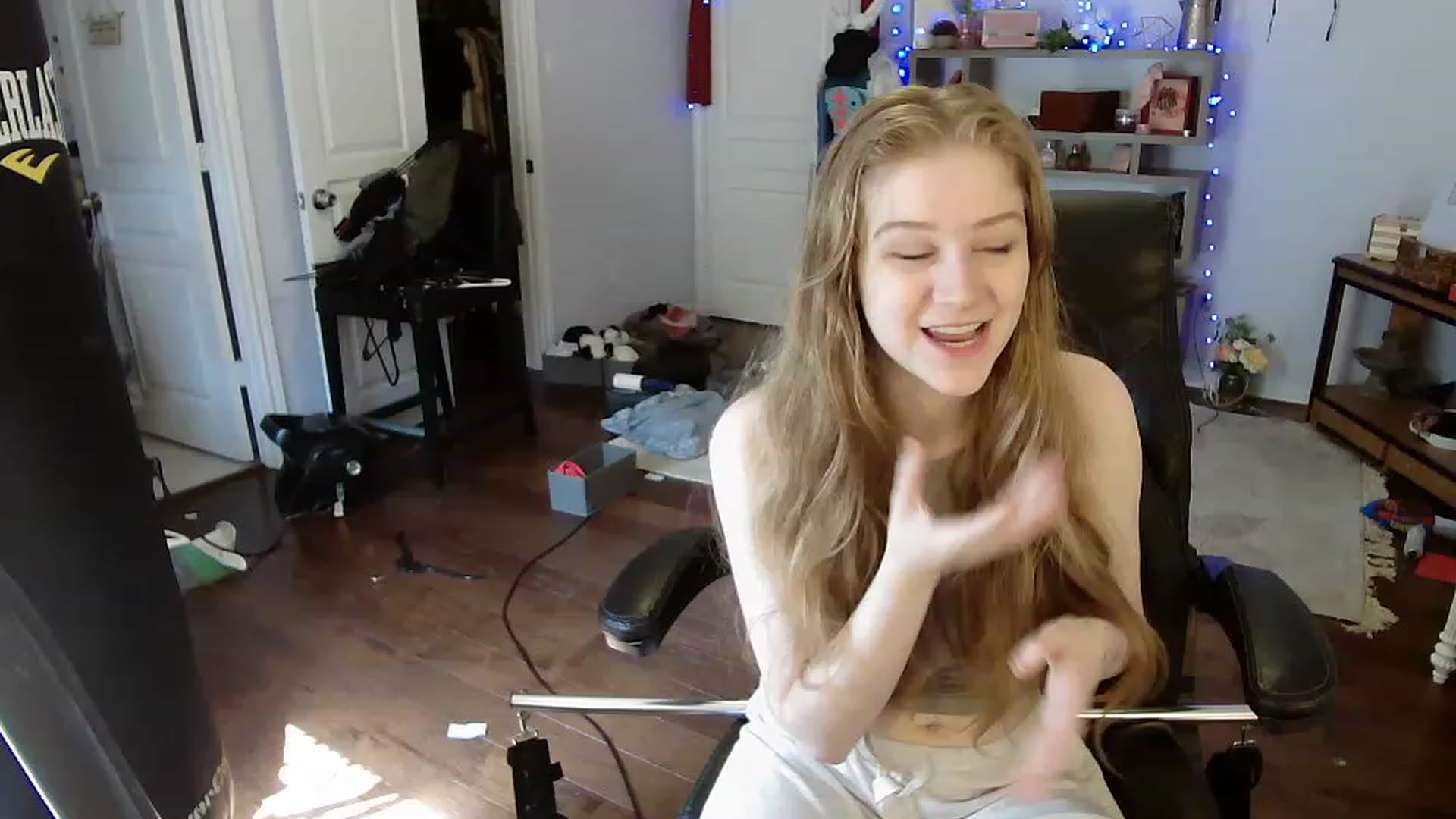 Gallery image thumbnail from Bunnydathug's myfreecams stream on, 04/15/2023, 16:00 image 11 of 20