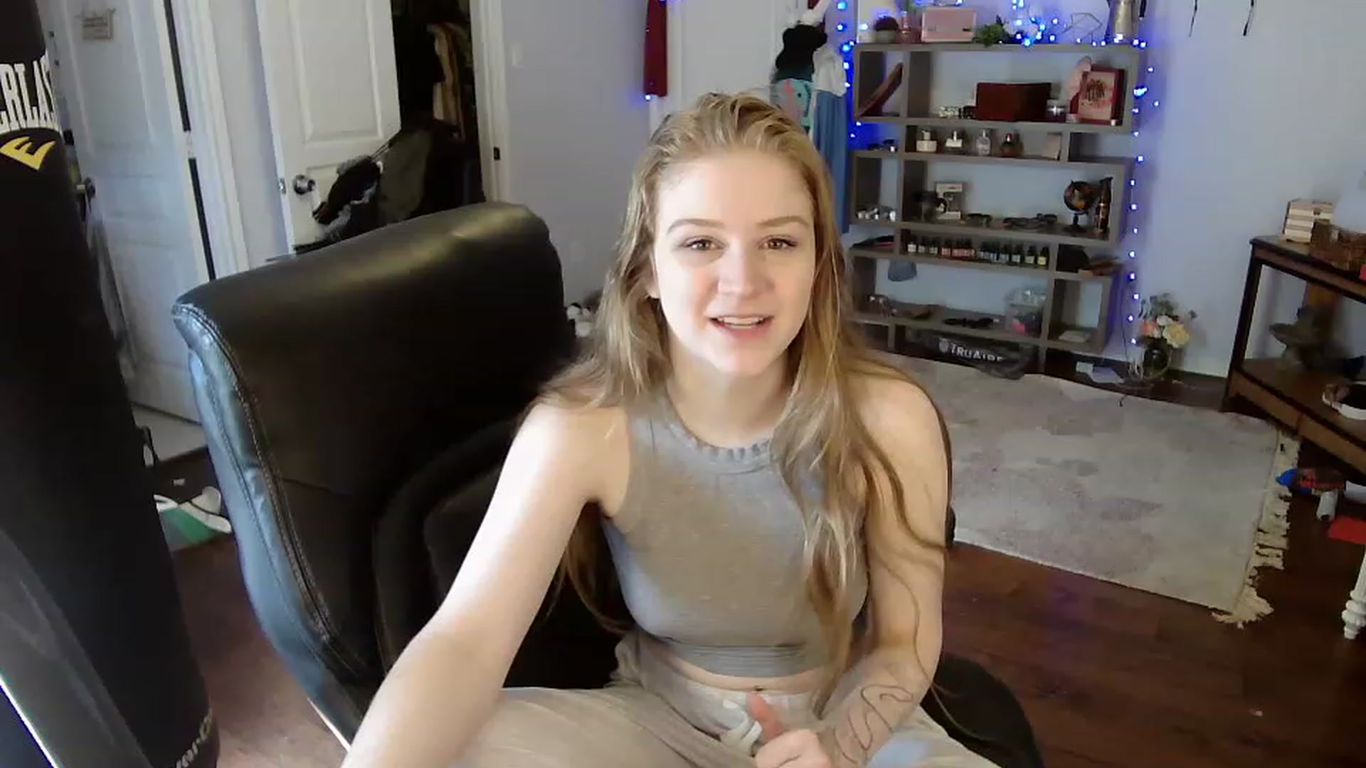 Gallery image thumbnail from Bunnydathug's myfreecams stream on, 04/15/2023, 16:00 image 17 of 20