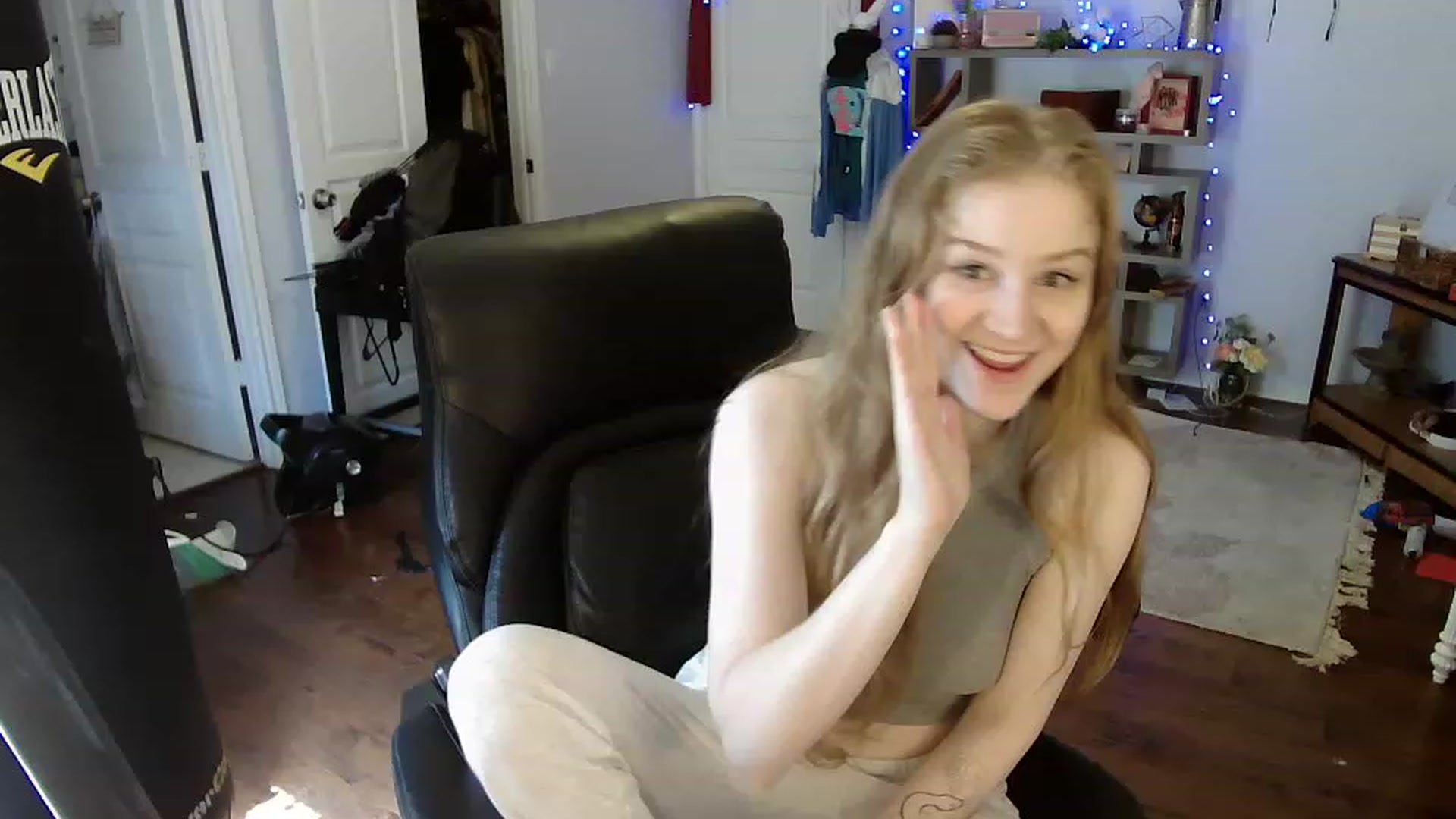 Gallery image thumbnail from Bunnydathug's myfreecams stream on, 04/15/2023, 16:00 image 14 of 20