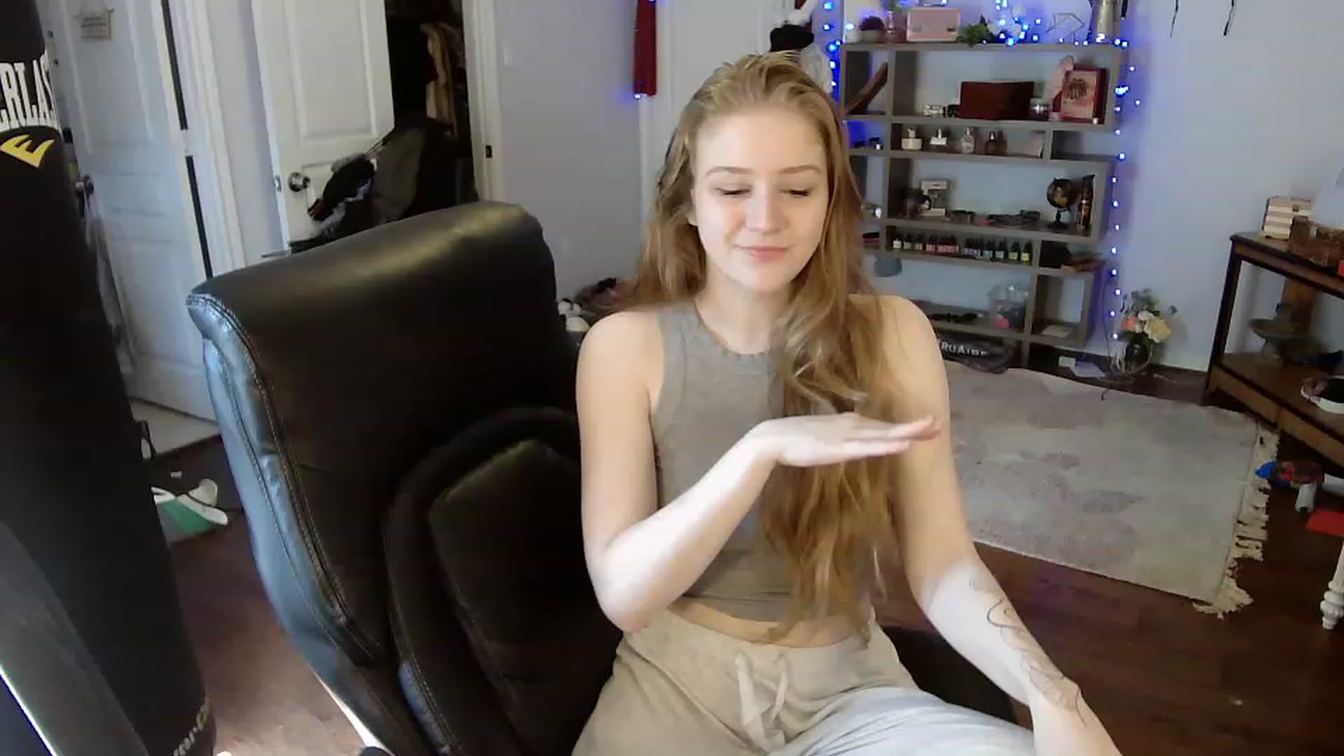 Gallery image thumbnail from Bunnydathug's myfreecams stream on, 04/15/2023, 16:00 image 16 of 20