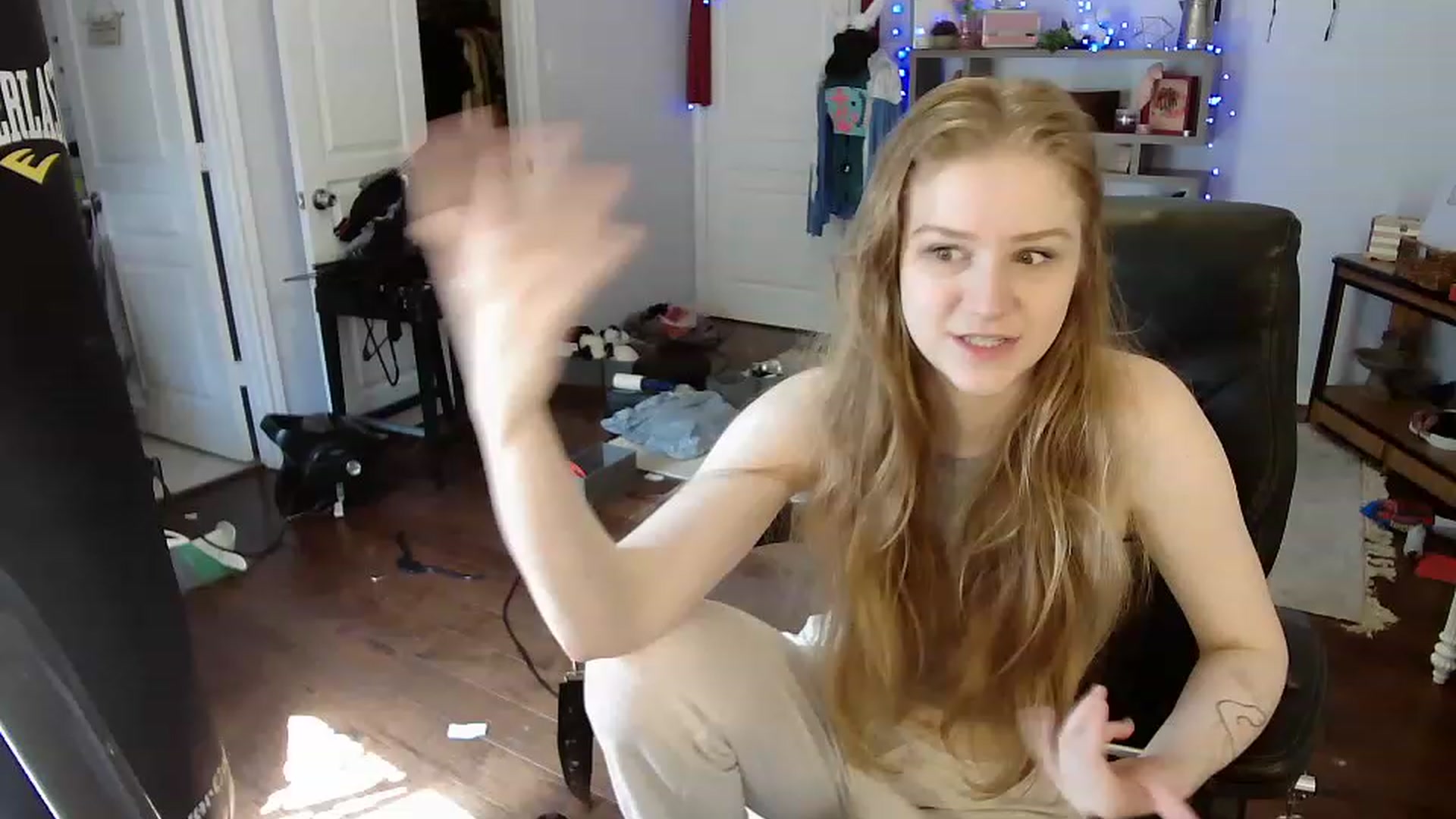 Gallery image thumbnail from Bunnydathug's myfreecams stream on, 04/15/2023, 16:00 image 10 of 20