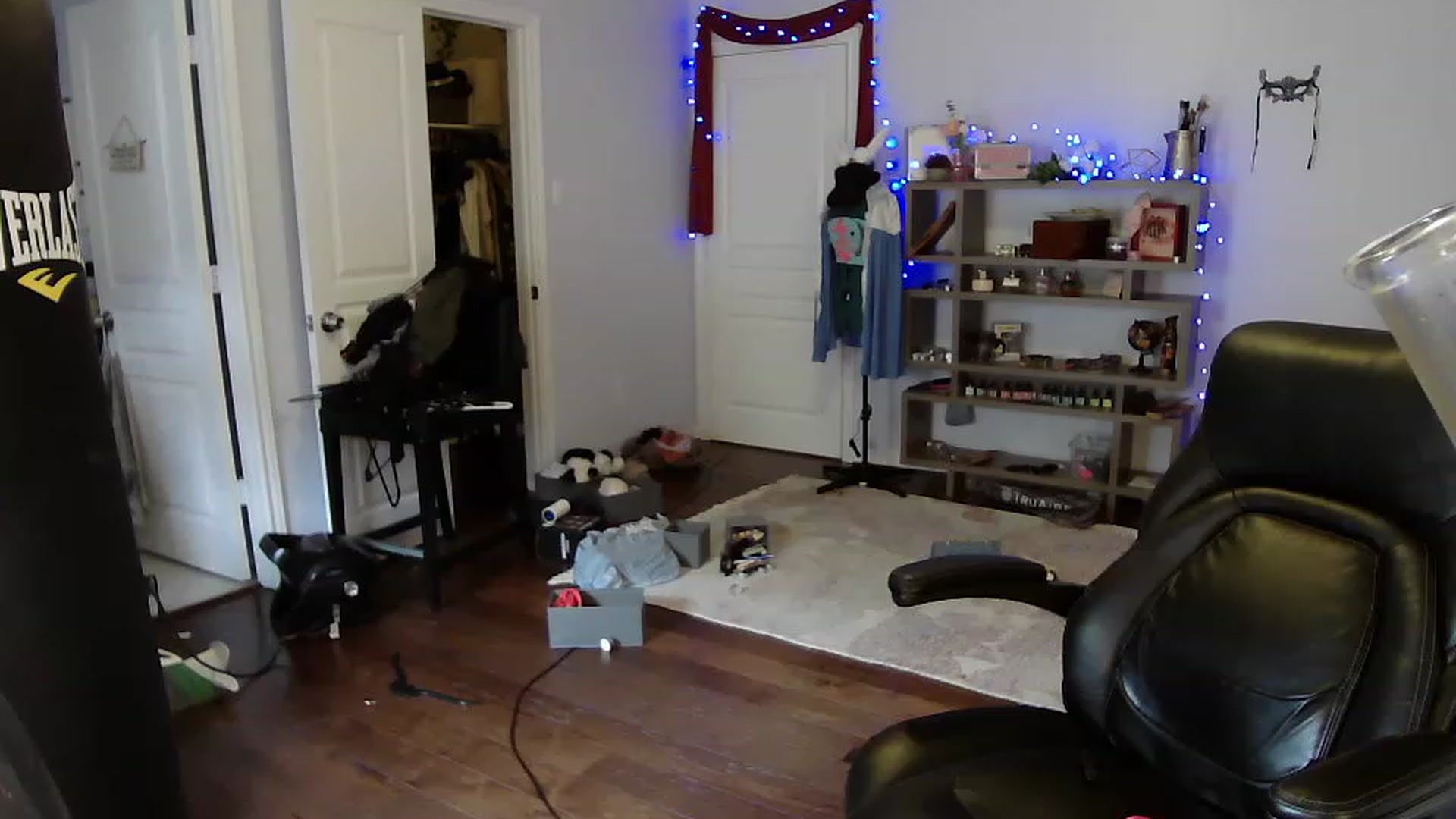Gallery image thumbnail from Bunnydathug's myfreecams stream on, 04/15/2023, 18:01 image 2 of 20