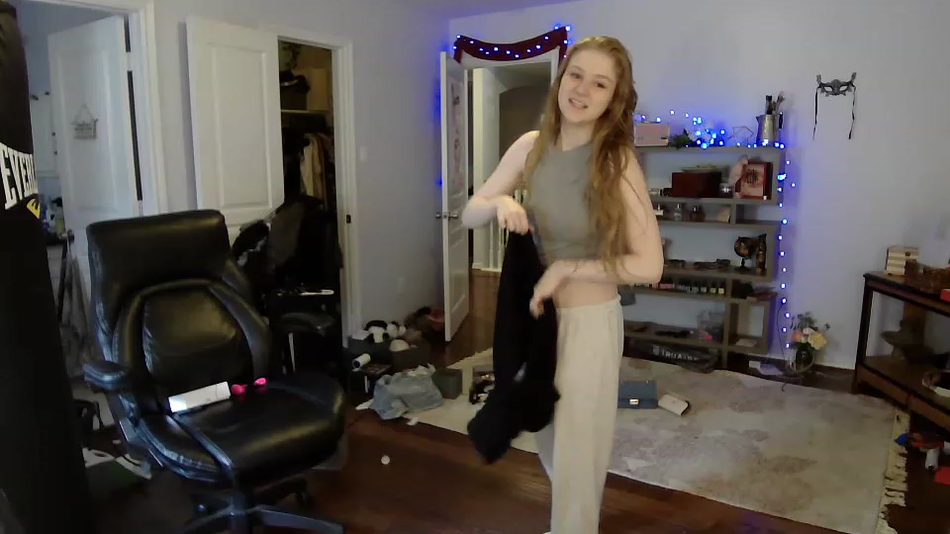 Gallery image thumbnail from Bunnydathug's myfreecams stream on, 04/15/2023, 18:01 image 12 of 20