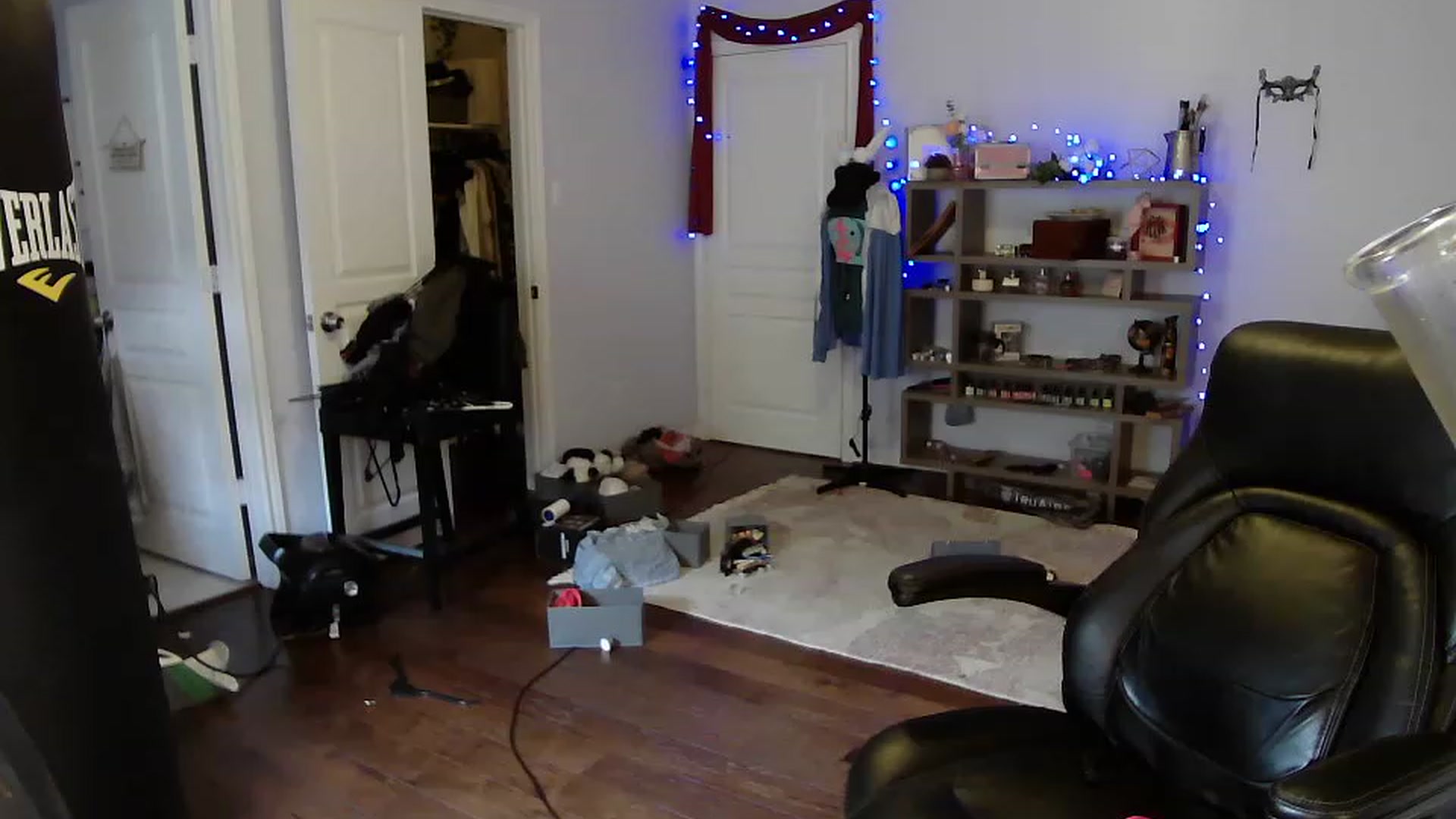 Gallery image thumbnail from Bunnydathug's myfreecams stream on, 04/15/2023, 18:01 image 4 of 20